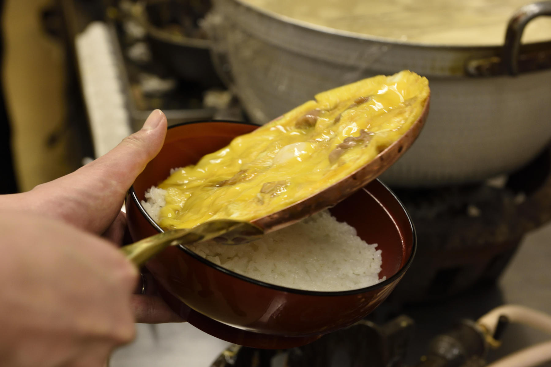 「具を乗せるとき、丼を傾けて持つというのは意外と難しいですよ。水平に持とうとするのは、人間の本能ですからね。一朝一夕では中々できません」