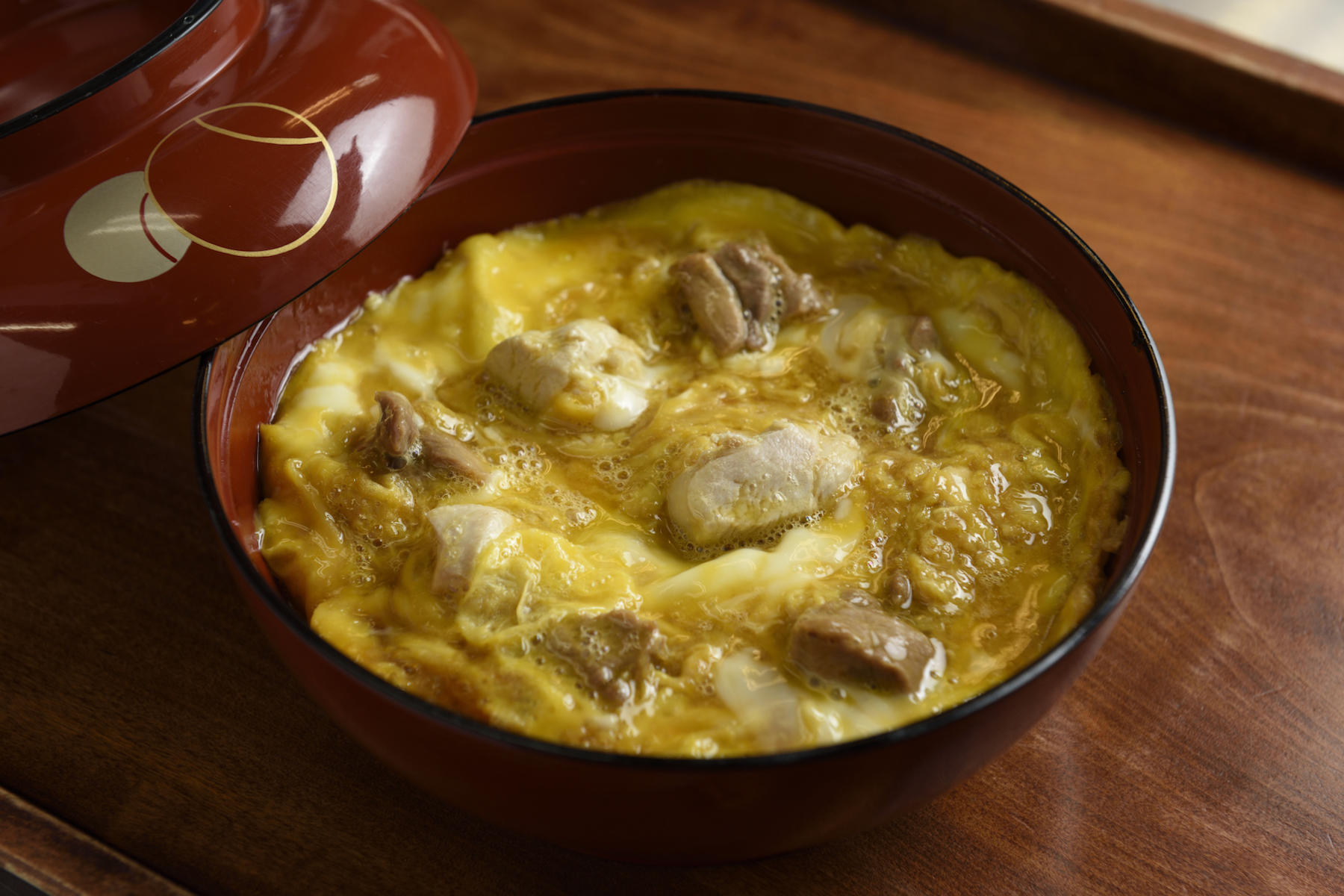 卵の2度かけと、蓋を使って蒸らすことで、ふんわりとろりとした親子丼に仕上がる。