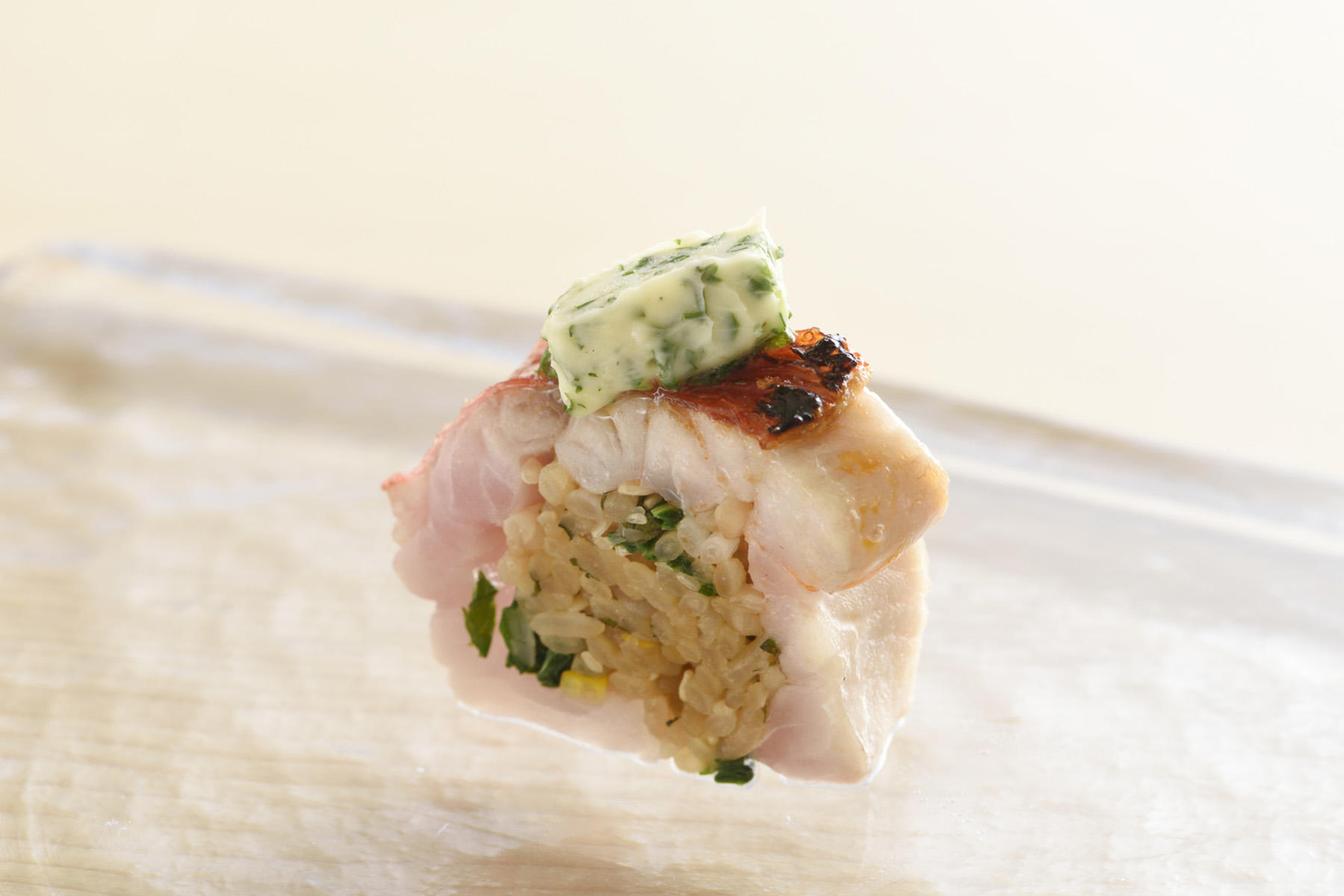 「金目鯛棒鮨」は、魚を炙り「明日葉ター」を載せた形で提供する場合も。脂の旨味が引き出された金目鯛が、さらにバターの旨味で包み込まれる。