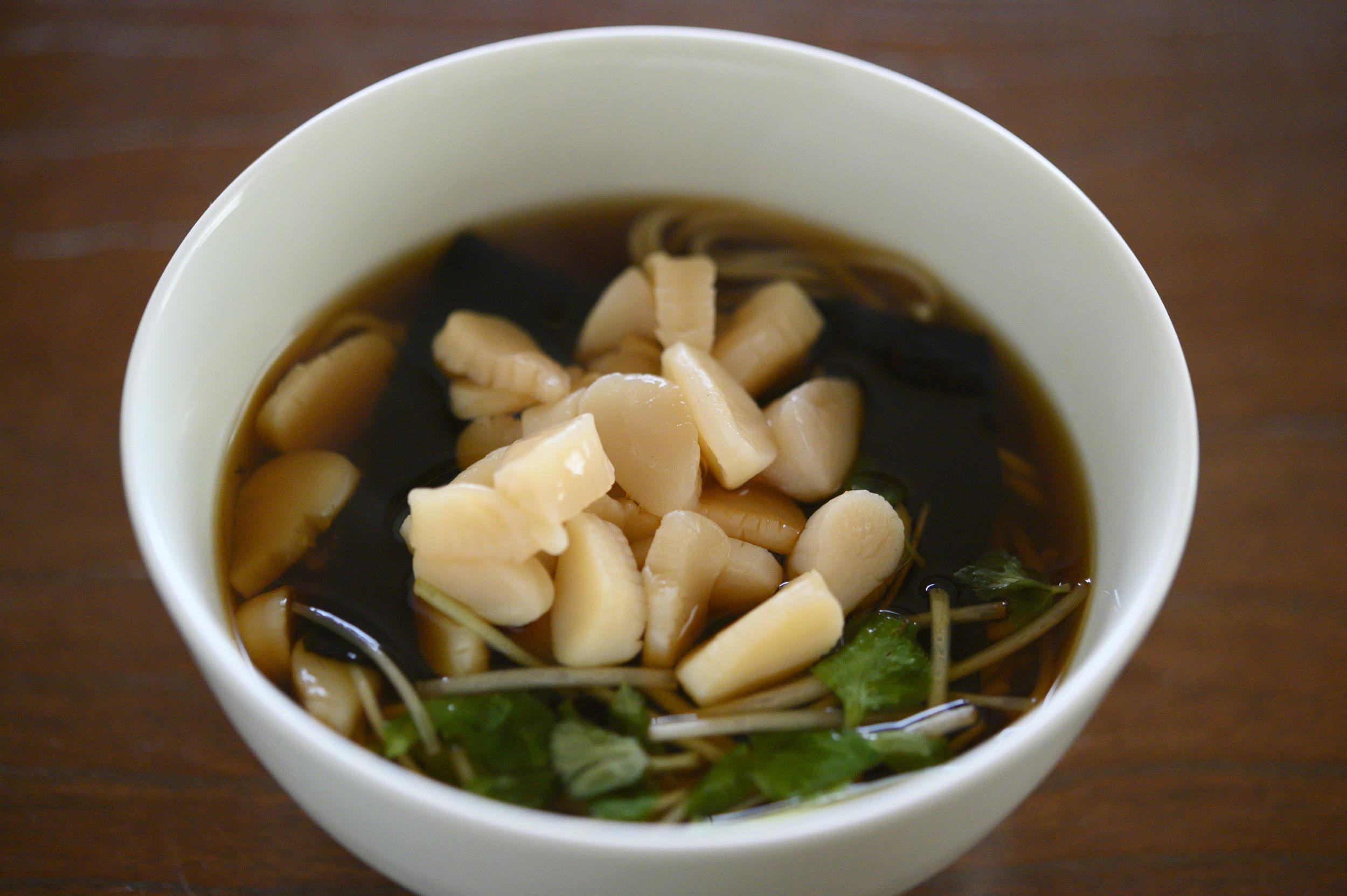 “あられそば”（時価）は、青柳の貝柱をあられに見立てた温かい蕎麦。市場で一番大きいサイズを仕入れるという贅沢な1杯は、11月～4月頃だけのお楽しみ。