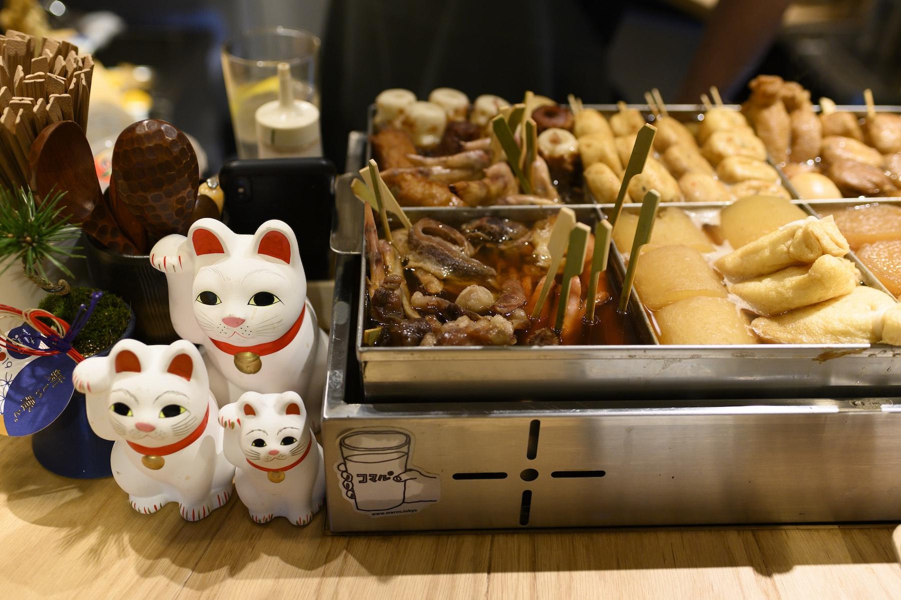 おでんに付いてくる薬味の黒七味辛子や柚子白味噌も、日本酒を呼ぶ。