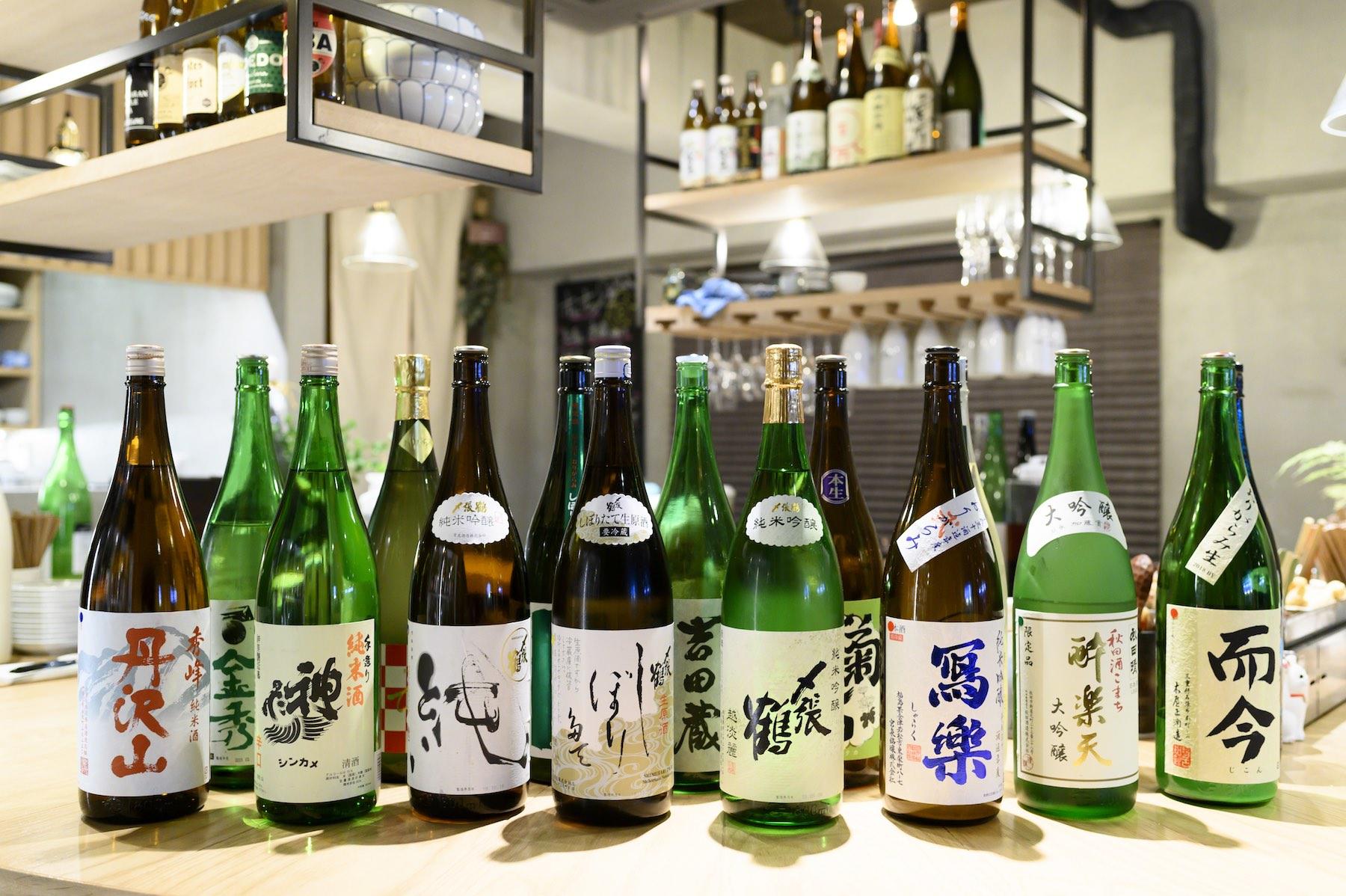 地域や銘柄を問わず、新しい日本酒をどんどん仕入れている。ぐい呑み（120ml）500円～、一合（180ml）700円～、燗は半合からつける。