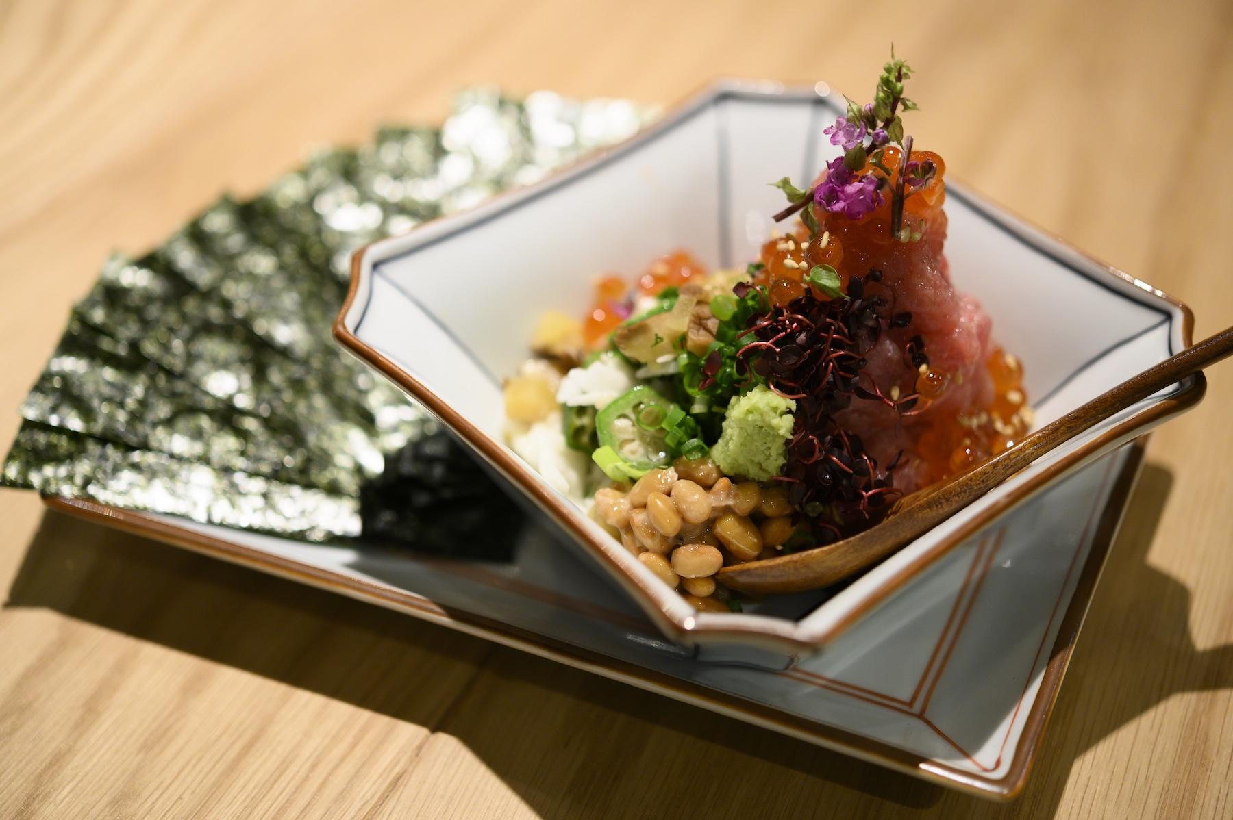 本鮪のトロが入った“トロといぶりがっこ極上バクダン”500円