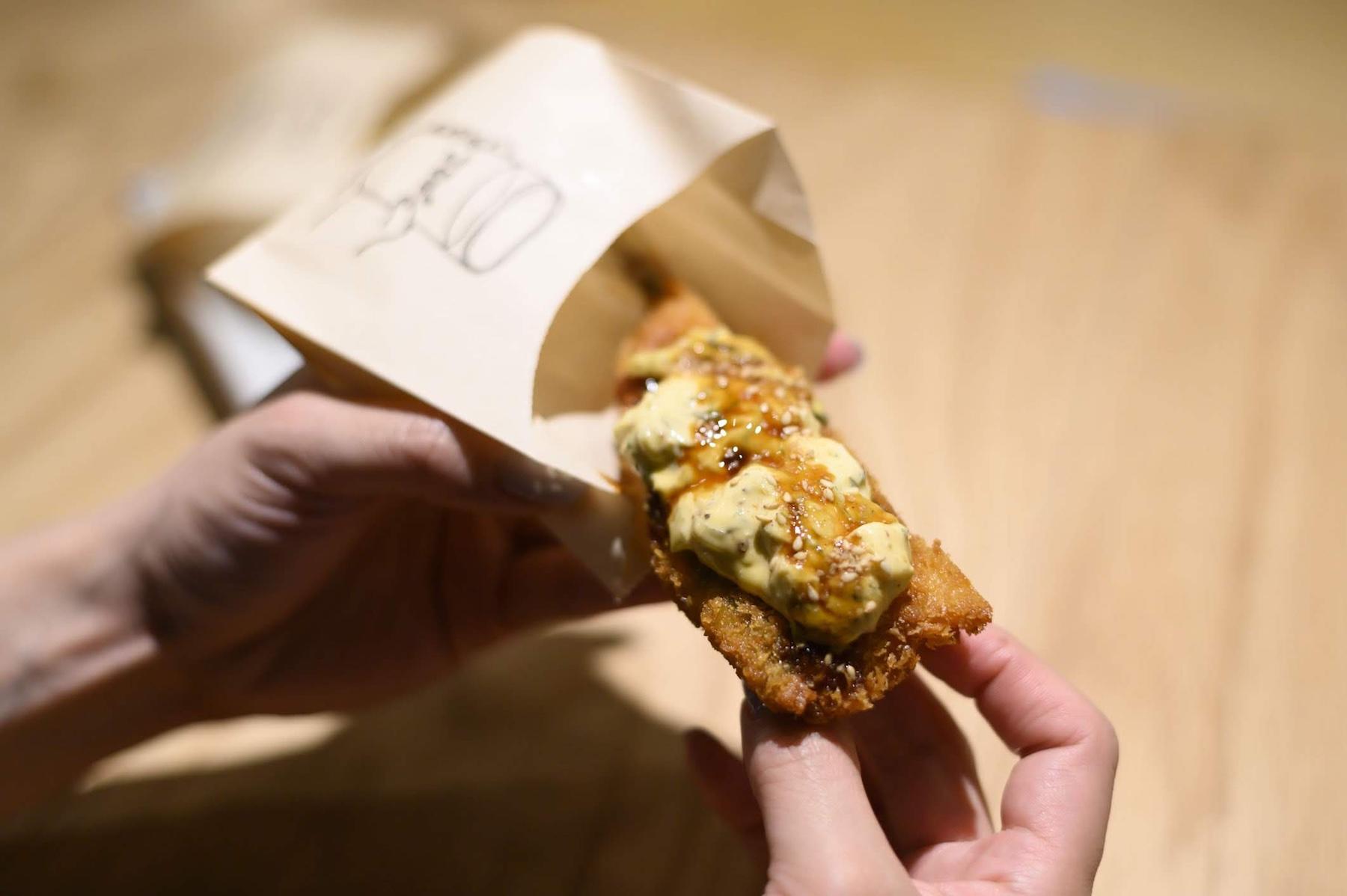 揚げ物の種類も豊富で、お薦めは手のひらサイズの“柿栄のアジフライ”400円。