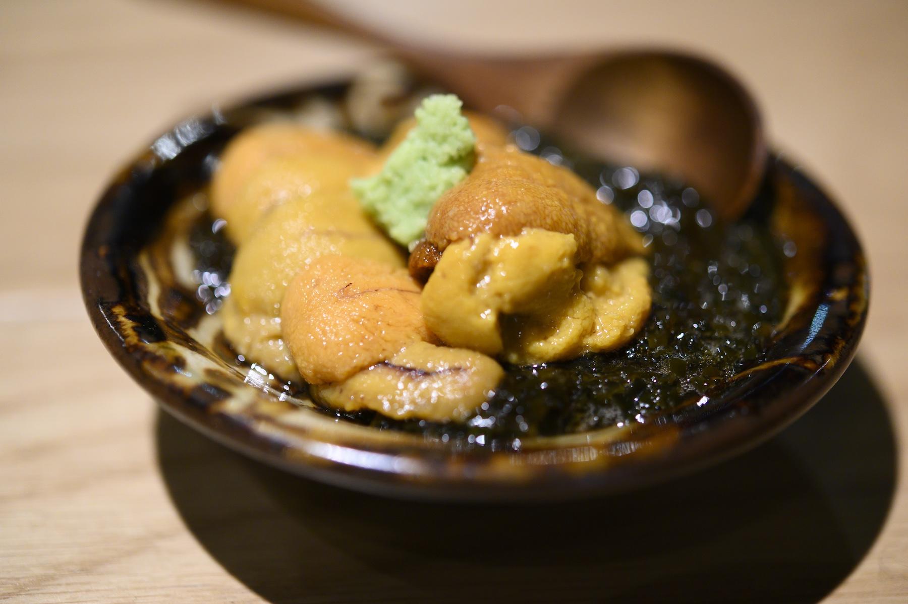 一度頼んだお客さんは、次も必ず注文するという“大間の松前漬け 雲丹と生ノリワサビ”600円。