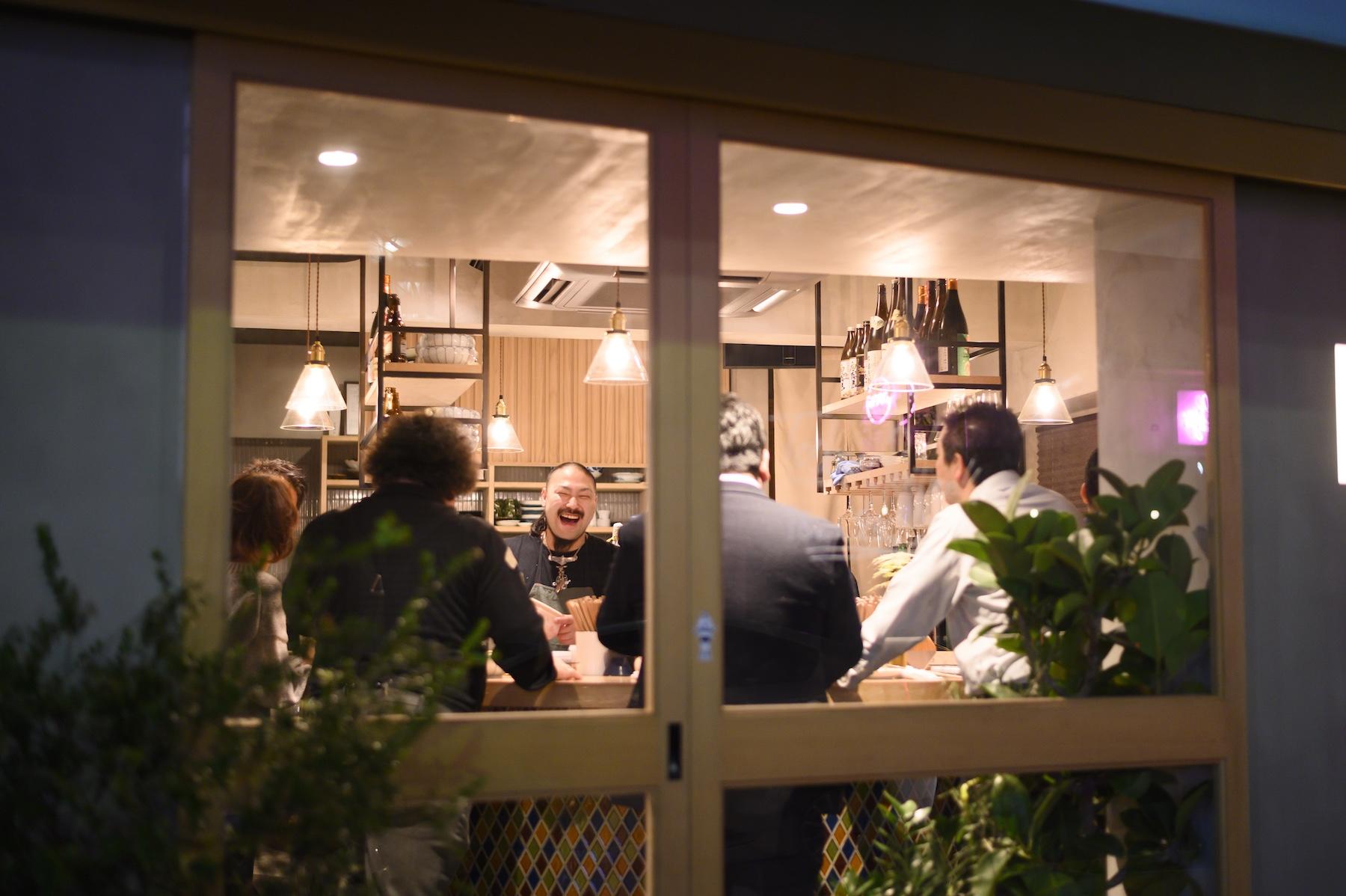 明るい光に吸い込まれるように人が入っていく三軒茶屋の立ち飲み「コマル3」。