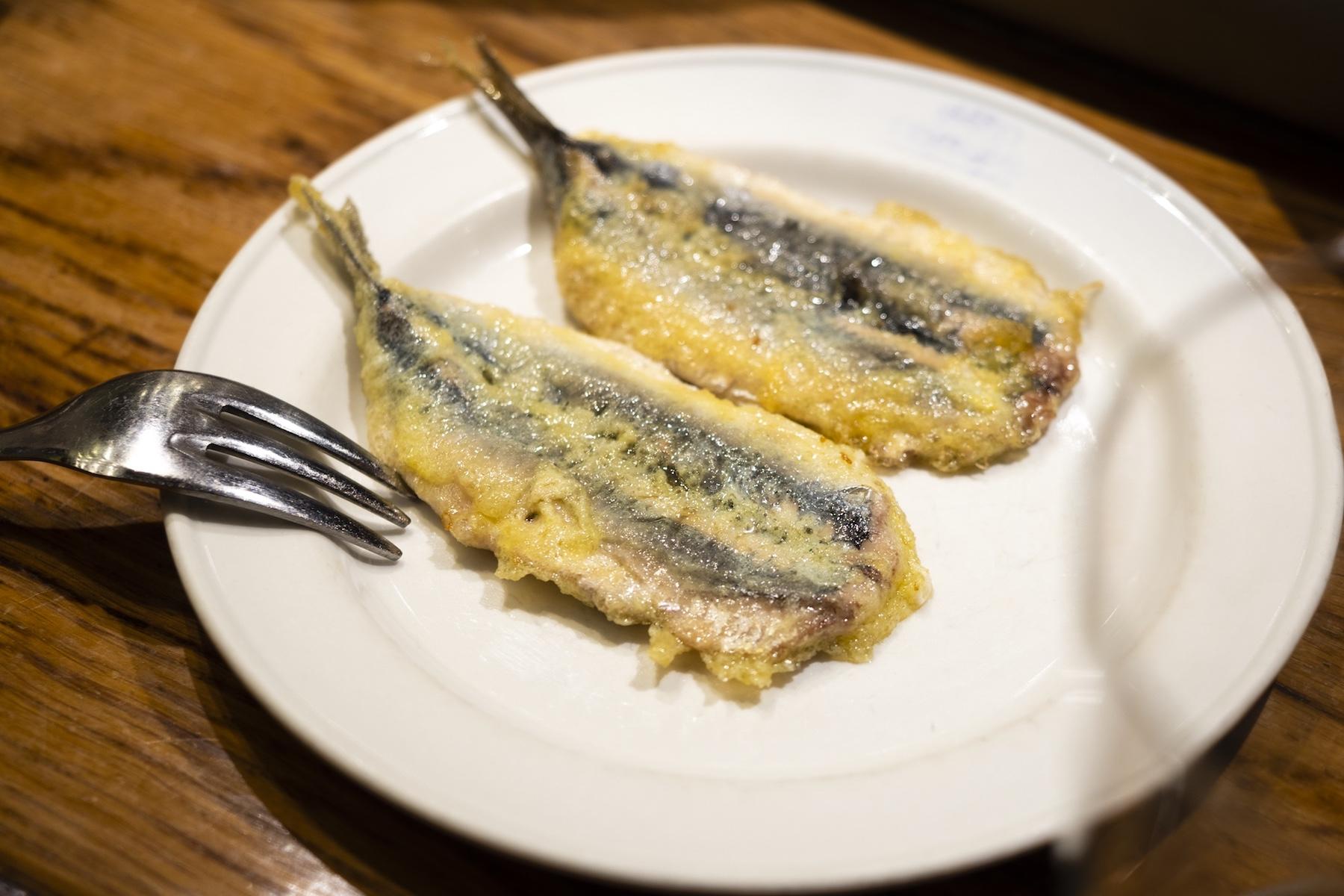 卵をからめて揚げた鰯のフリト。