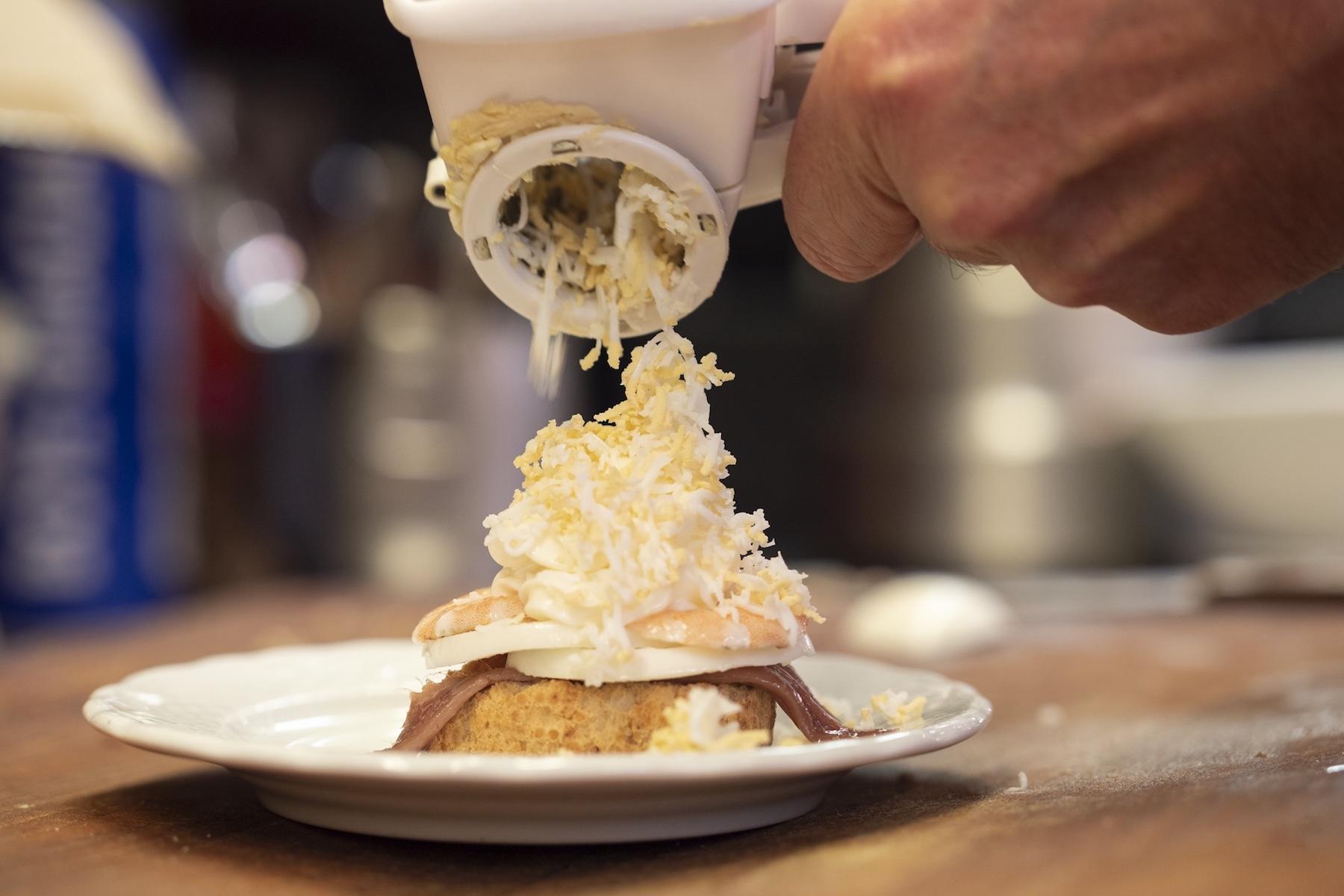 チーズおろし器を使って、ゆで卵をすりおろす。