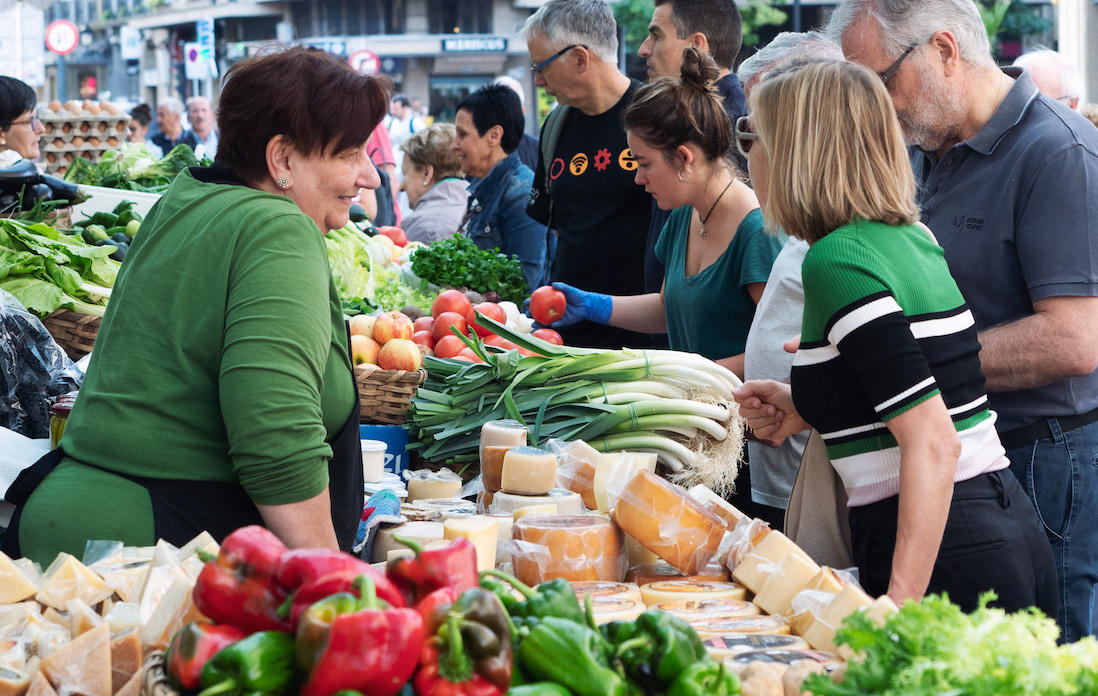 市場で買い物をする人々。