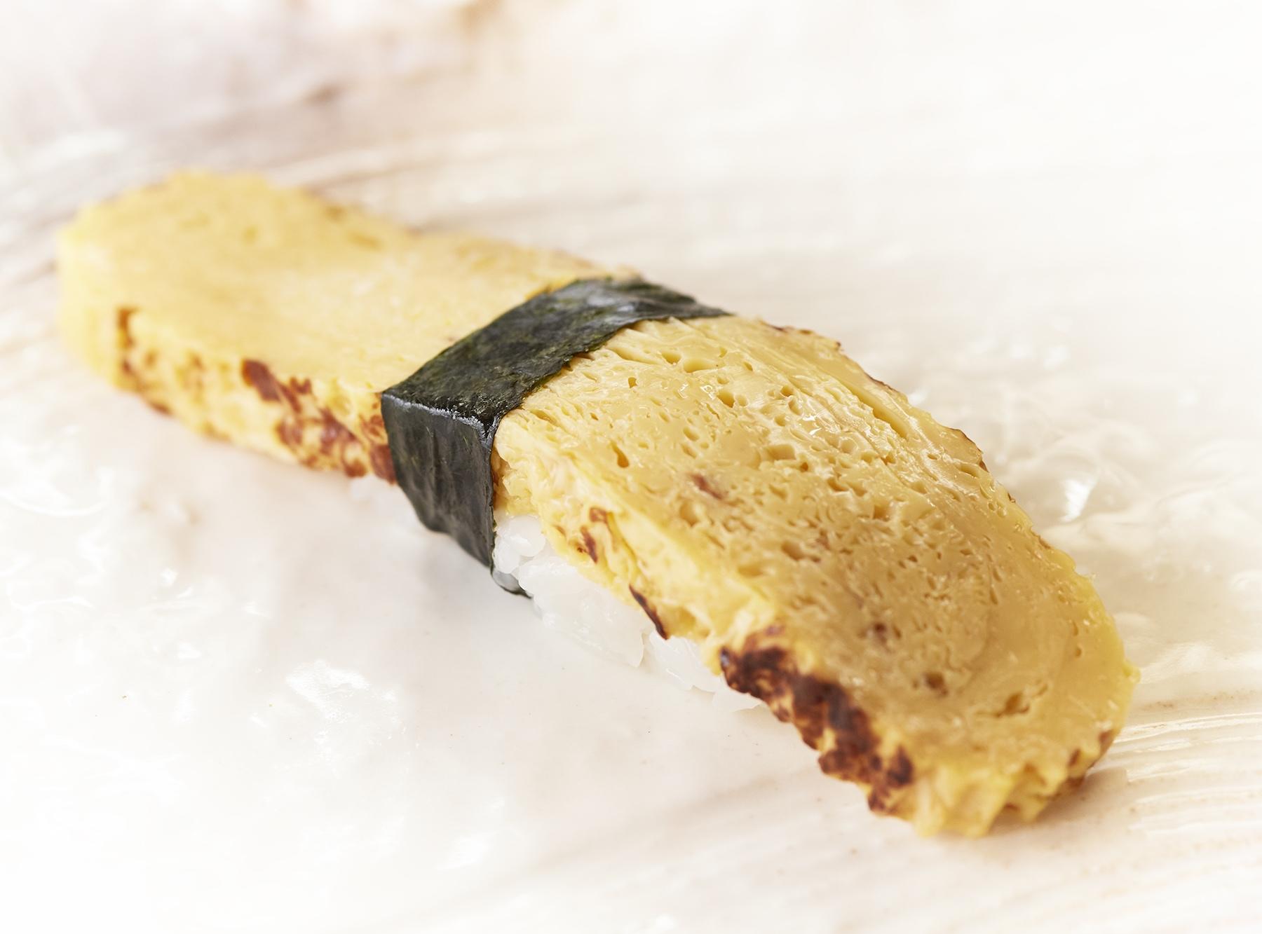 「艶歌鮨」は甘くない。玉子もそう。酒との相性を考えてのことだと、大将は言う。