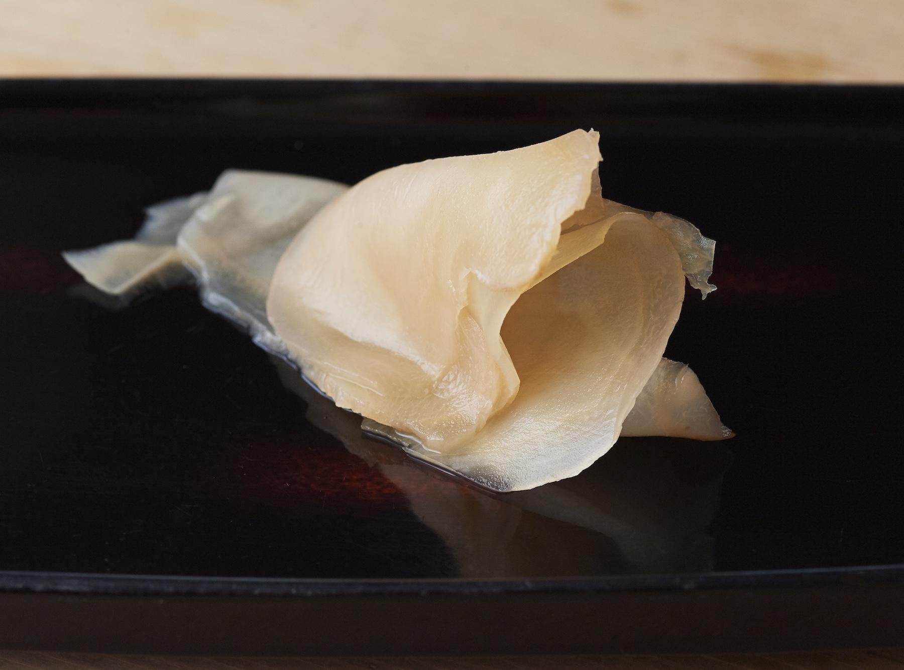 甘くないの代表が、ガリ。かなりの辛口。これだけで、酒がすすむ。