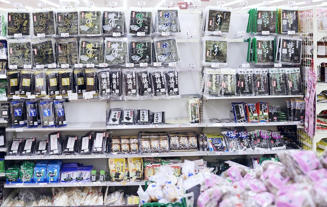 もともとが海産物問屋だった「サンヨネ」。海苔の棚がえらく充実。その数、なんと70種類。各地の海苔、希少な海苔、プラベートブランドが並ぶ。