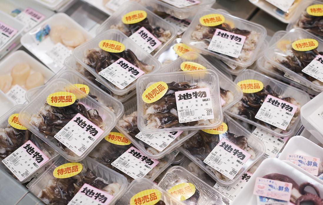 鮮魚コーナーには地元産を中心にずらりと新鮮な魚が並ぶ。まるで、市場にいるかのようだ。注文した魚を、その場でさばいてもくれる。