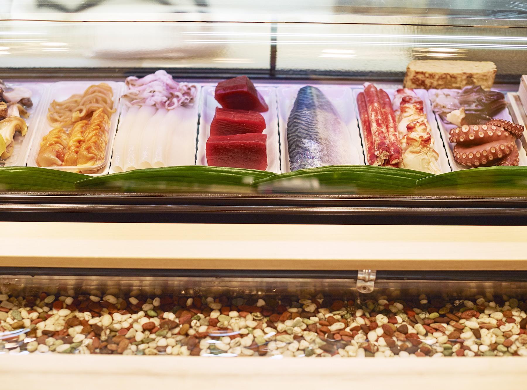 ネタケースの前には水が張られている。ちょろちょろと流れてもいて、手で鮨を食べたときにここで洗うためだと、大将が教えてくれた。