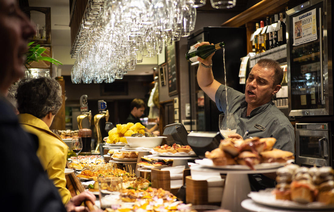 バスク地方の微発泡白ワイン“チャコリ”がバルの定番。
