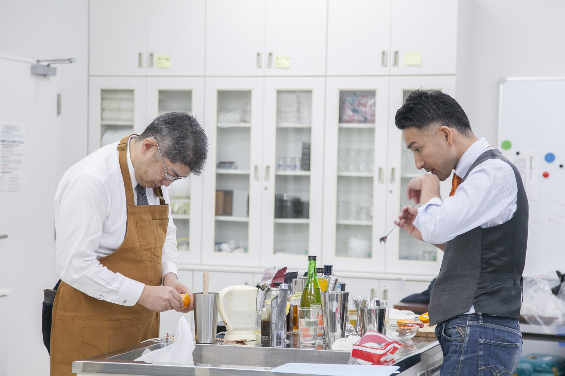 柑橘の味と香りを確かめながら、特徴を引き出すレシピを考えていくふたり。