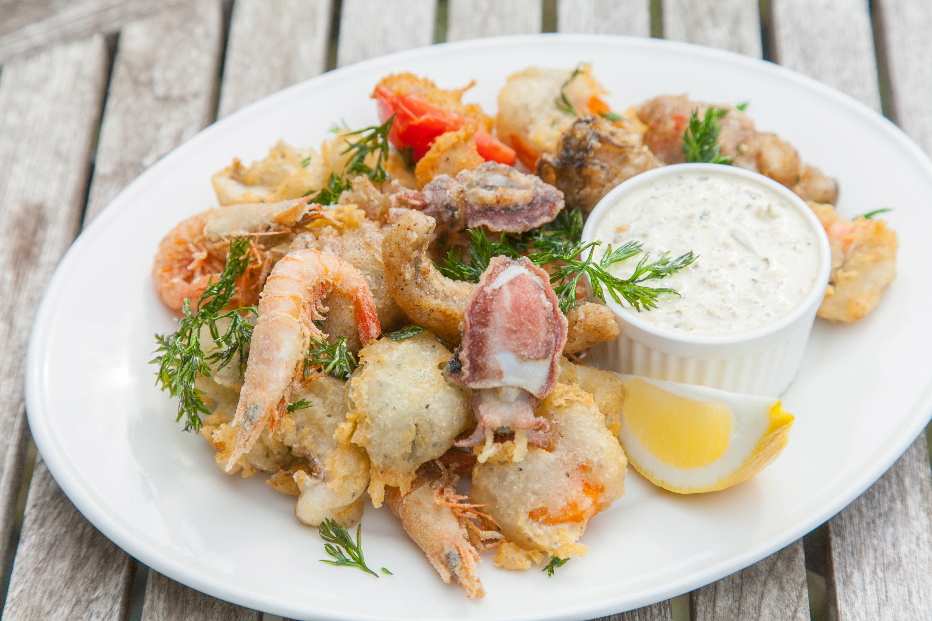 目にも鮮やか、カラフルなフリットの盛り合わせ。