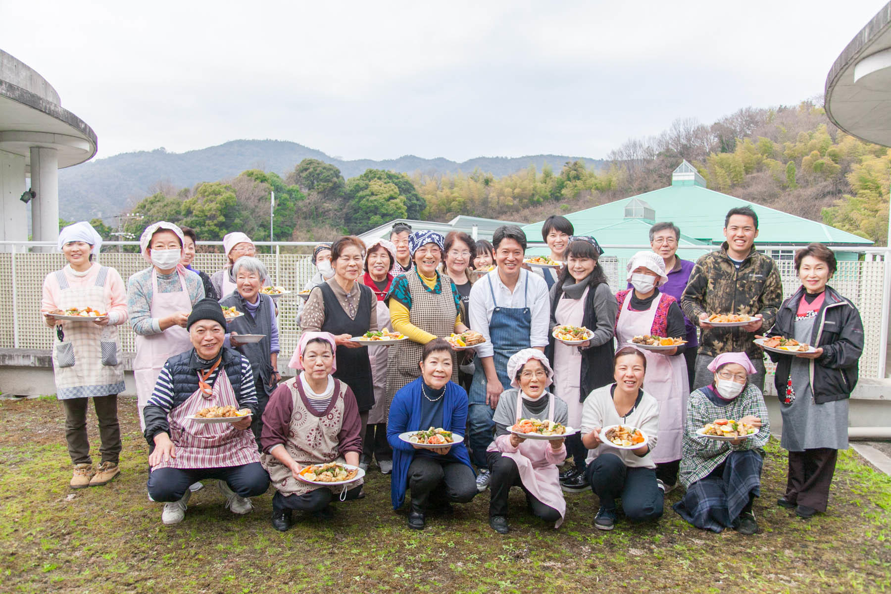自分たちで調理した「倉橋島お宝フリット」を手に集まり、最後にみんなで記念撮影。おいしくできあがったフリットに笑顔いっぱい。
