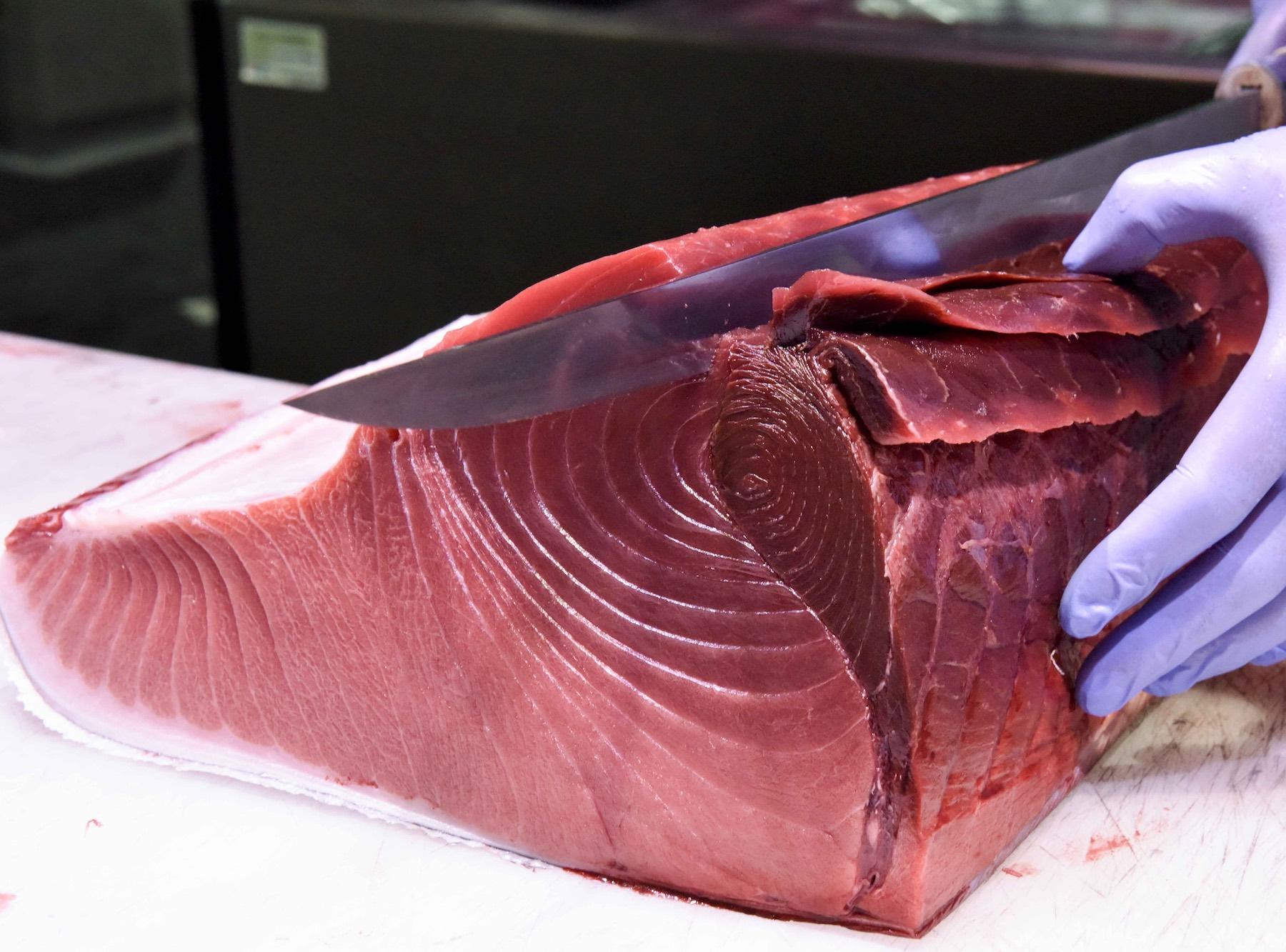 競る、おろす、客が求めるマグロを知り、一番いい状態で渡す。仲卸の仕事は多岐にわたる。