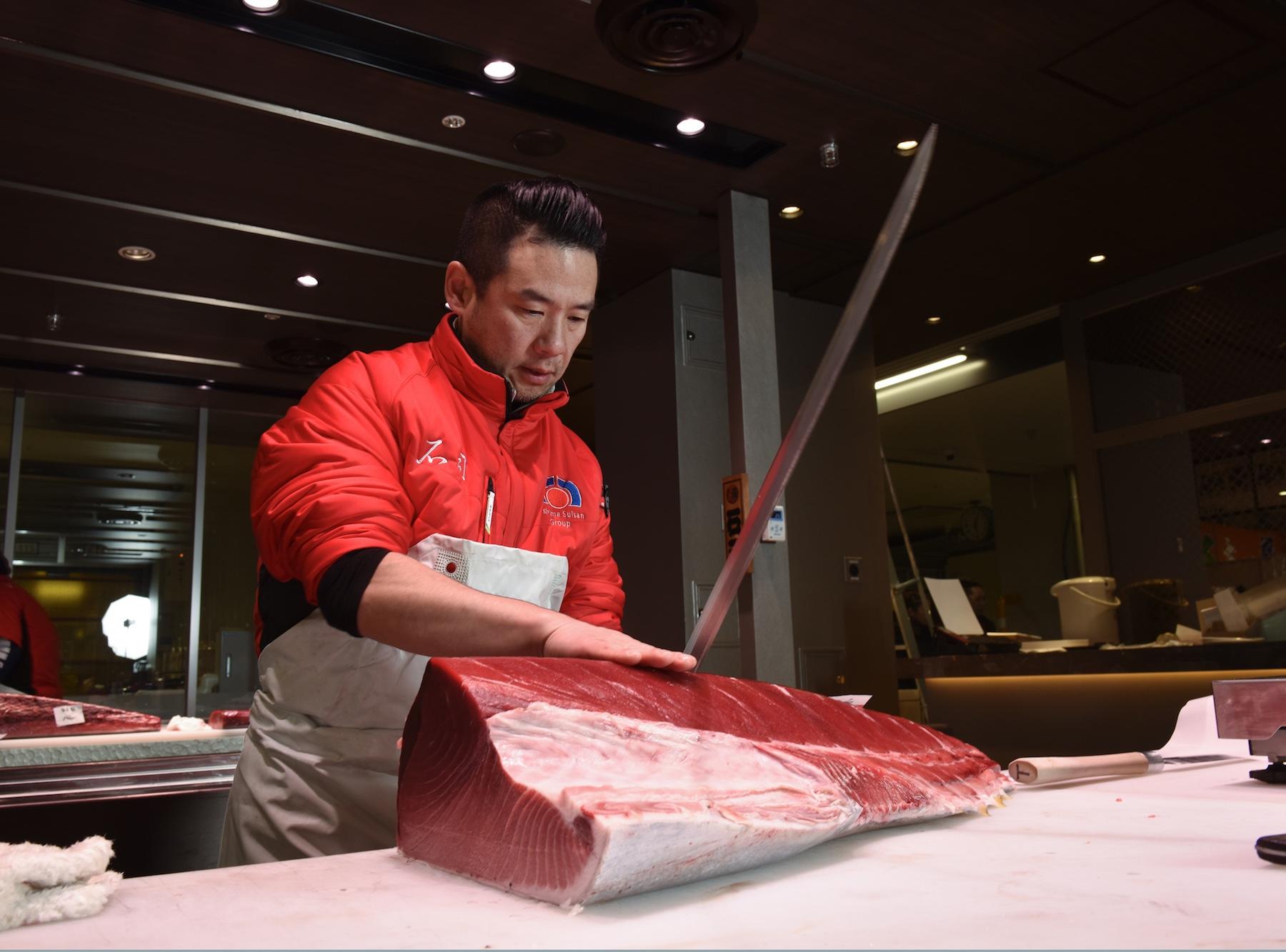 「石司」三代目の篠田貴之さん。周囲からは、貴、貴さんと呼ばれ、名だたる鮨店の店主からの信頼も厚い。