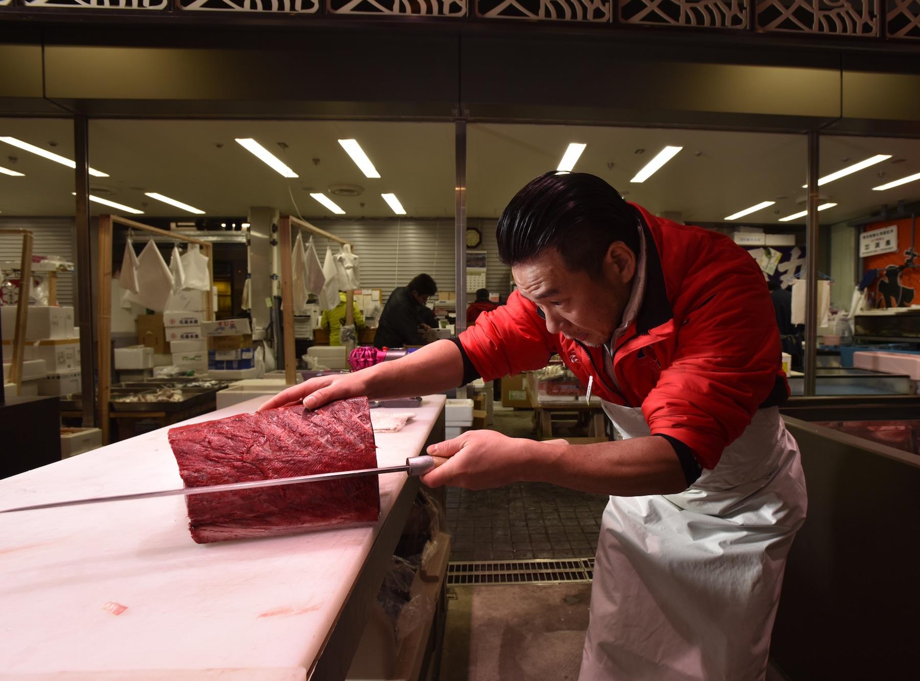 マグロ仲卸の看板を掲げる「石司」。マグロを取り巻く環境が少しでもよくなるようにと、願っている。