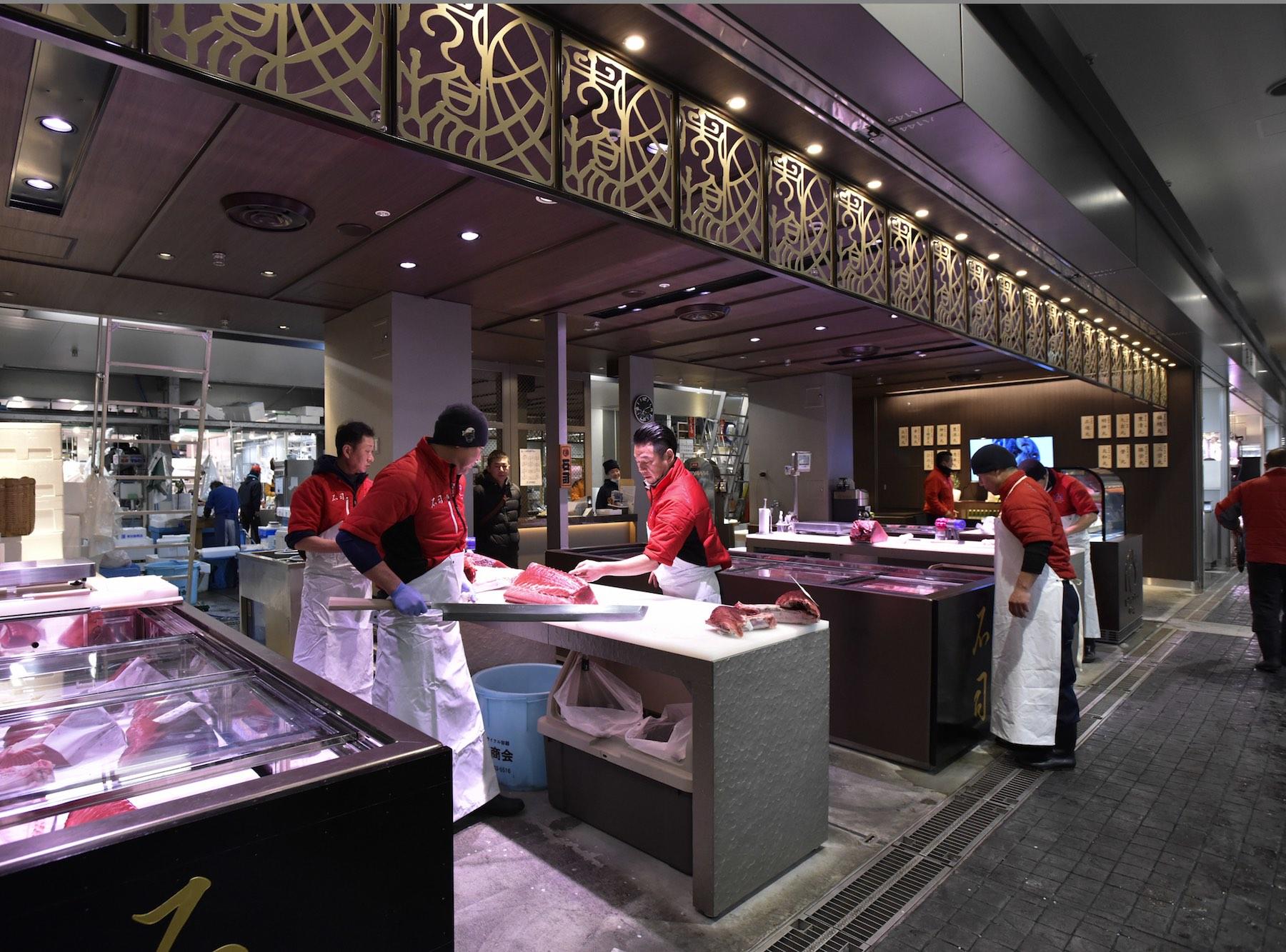 「石司」の店内はシンプルな造りで、マグロを保管する「ダンベ」という冷蔵庫と俎板台しかない。壁には信頼を寄せる日本各地の漁師の船名が入った木札が掲げられていた。