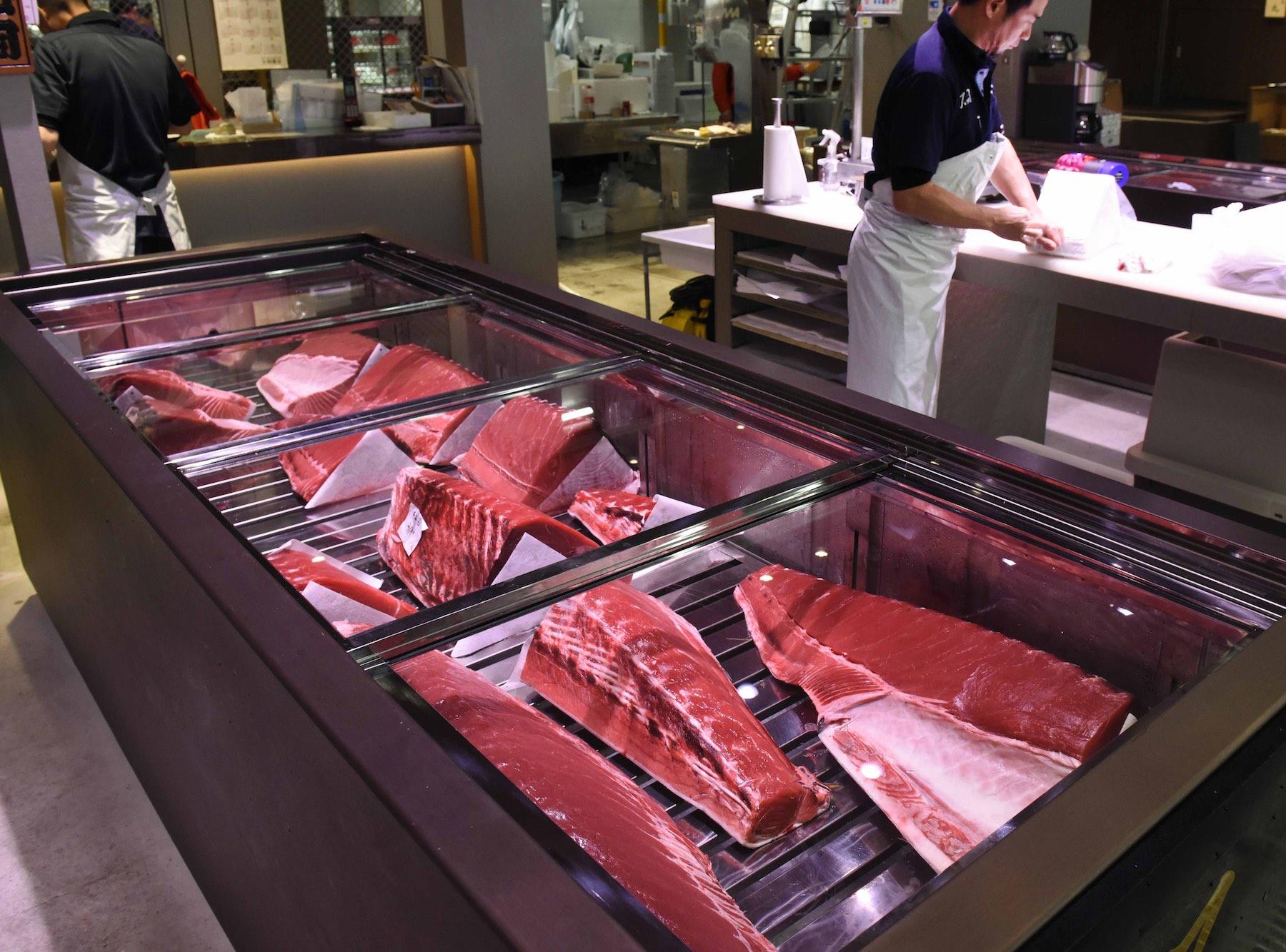 「ダンぺ」と呼ばれる冷蔵庫にはマグロが並ぶ。客の要望にもっとも合った状態を日々、見極める。