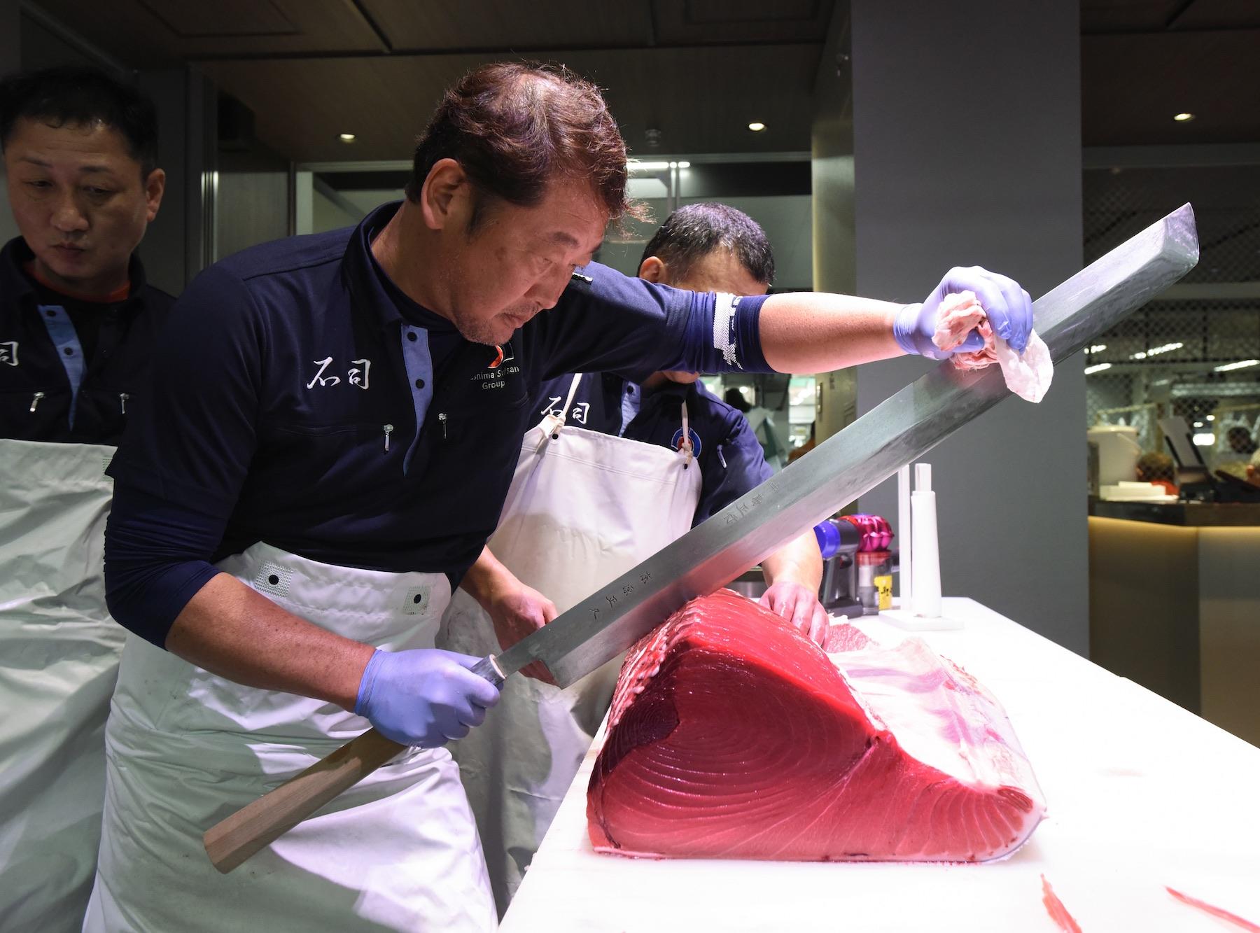 中島正行さんは、この道30年。伝家の宝刀と言ってもいい重さ2kgの半切り包丁でマグロを切り分けていく。