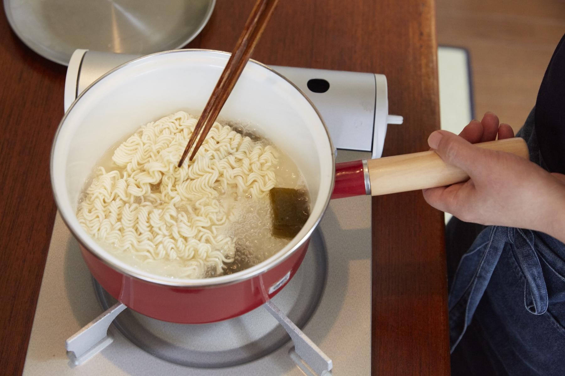 出汁がら昆布と一緒に麺をゆでると、きっと“なんとなく”おいしくなりますよ。