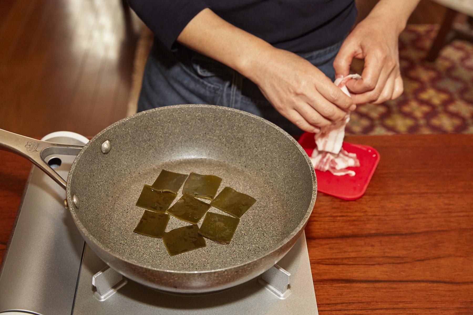 出汁がら昆布をカリカリに焼いて、香りのアクセントに！