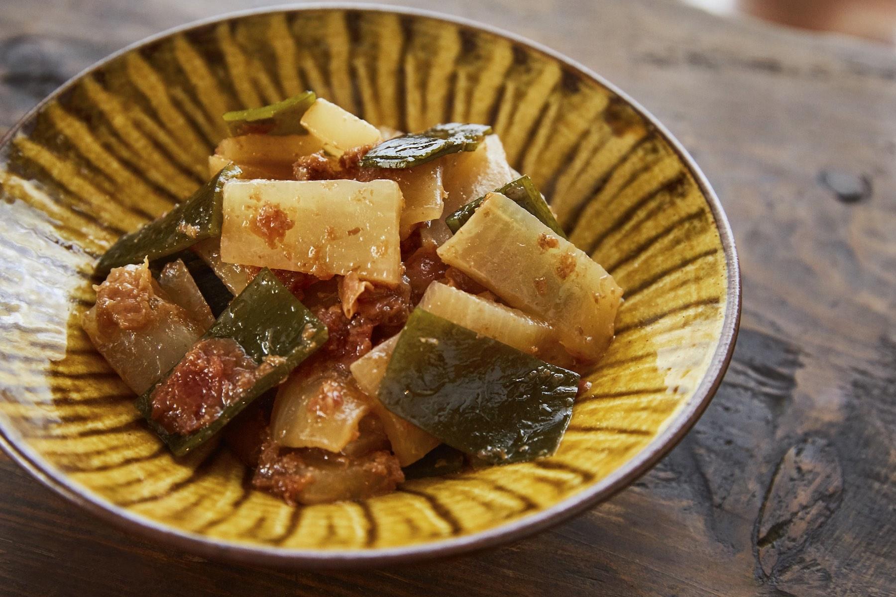 大根と梅干し、それに出汁がら昆布があれば、それだけでボリュームおかずのでき上がり!覚えておくと助かるレシピですよ。