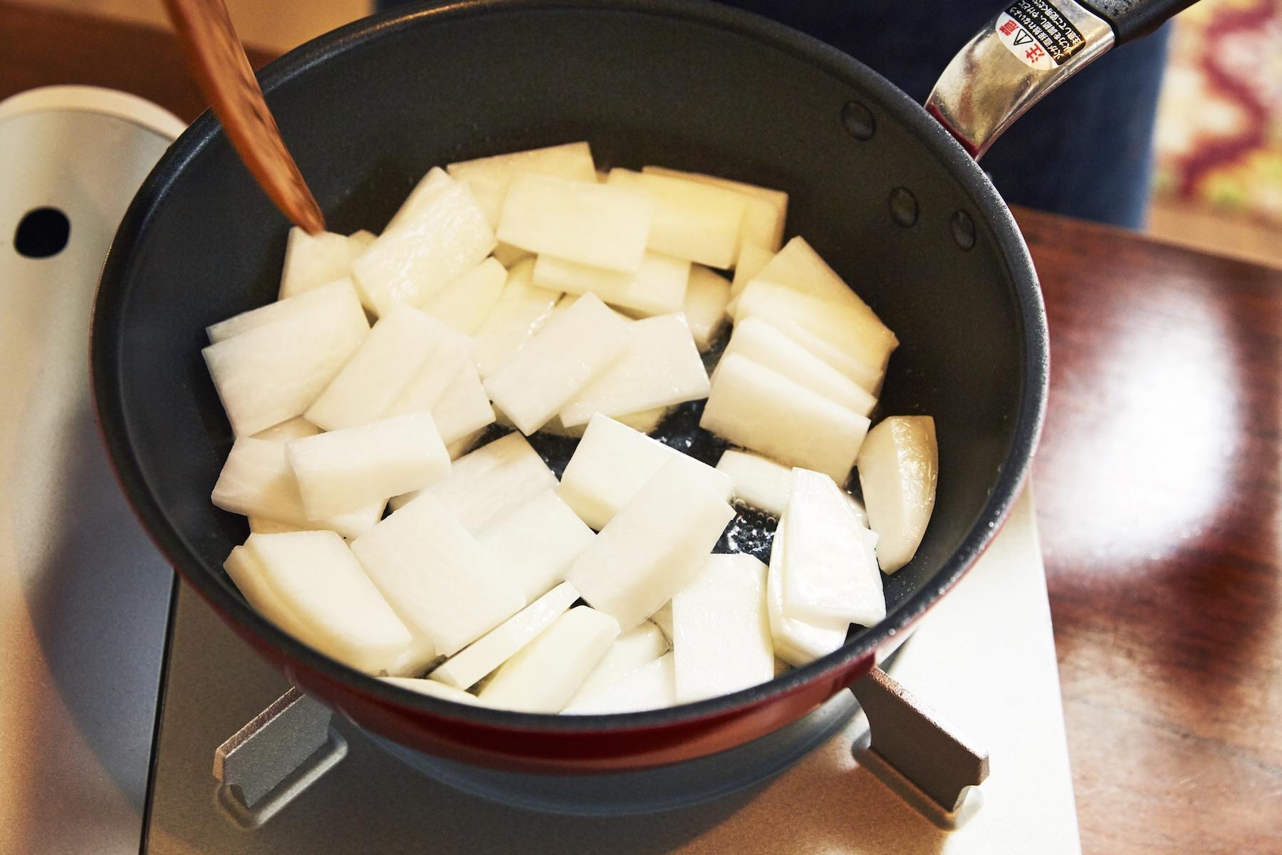 大根と出汁がら昆布を炒め