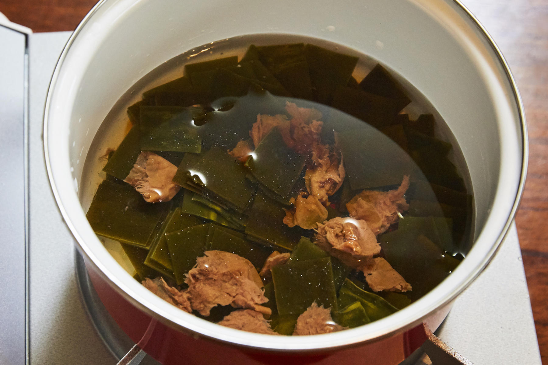 定番の佃煮も、梅干しを使えば、長時間炊かないでもふっくら柔らか。