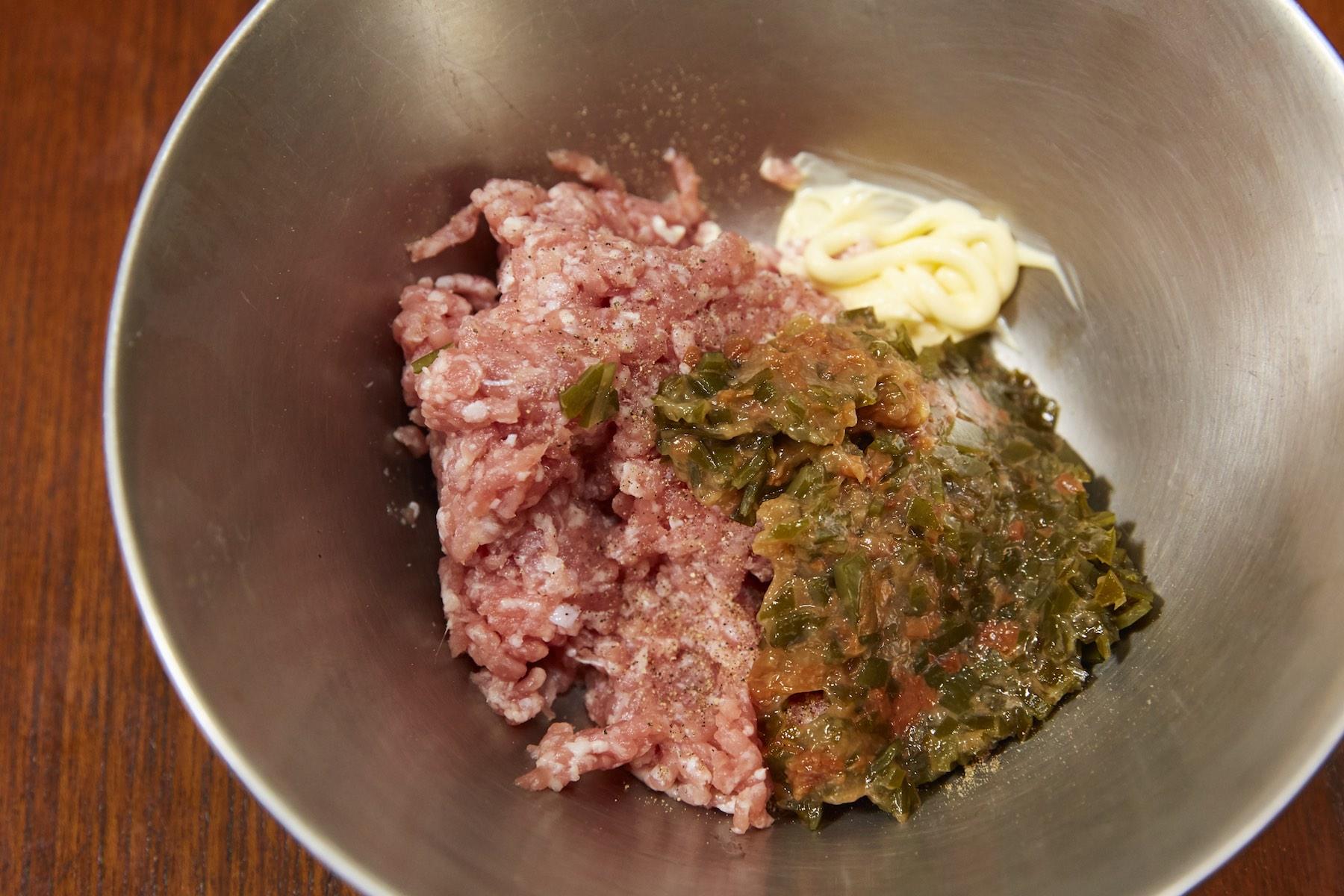 出汁がら昆布、梅干し、肉を練る