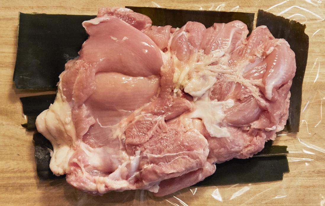 ②鶏肉をのせる。