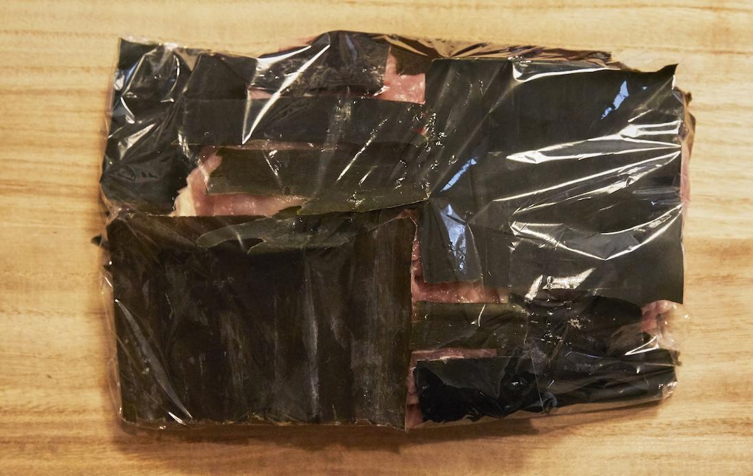 ④ラップフィルムでピッチリと包んで、冷蔵庫で1～2日ねかせる。