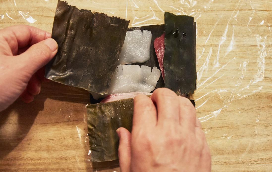 ③その上に、昆布をパズル状にのせる。