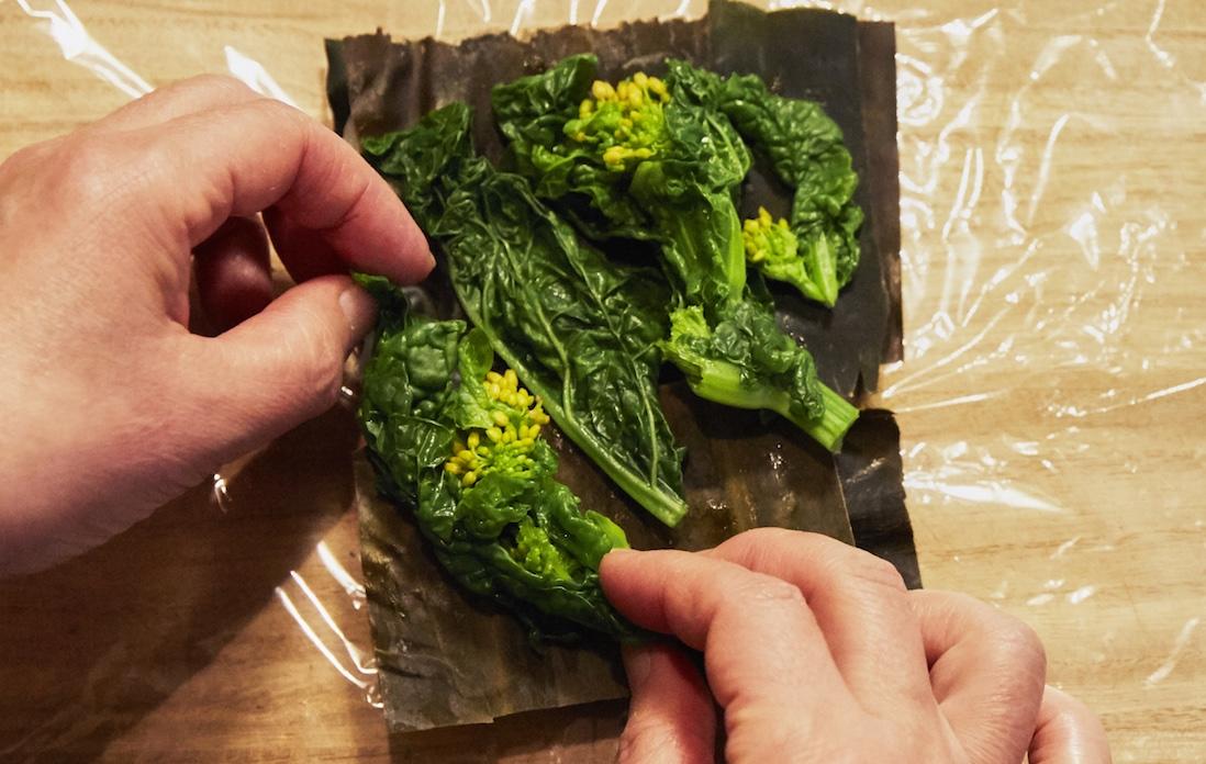 ④さらにその上に、サッと茹でて水けを搾った菜の花を並べる。