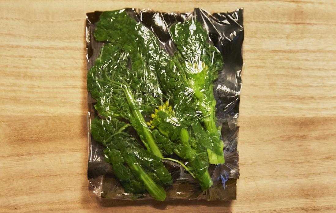 ⑤ラップフィルムでしっかり包み、冷蔵庫でねかせる。4時間ほどで食べられるが、1日置くと昆布の風味がしっかりと刺身に染みこむ。