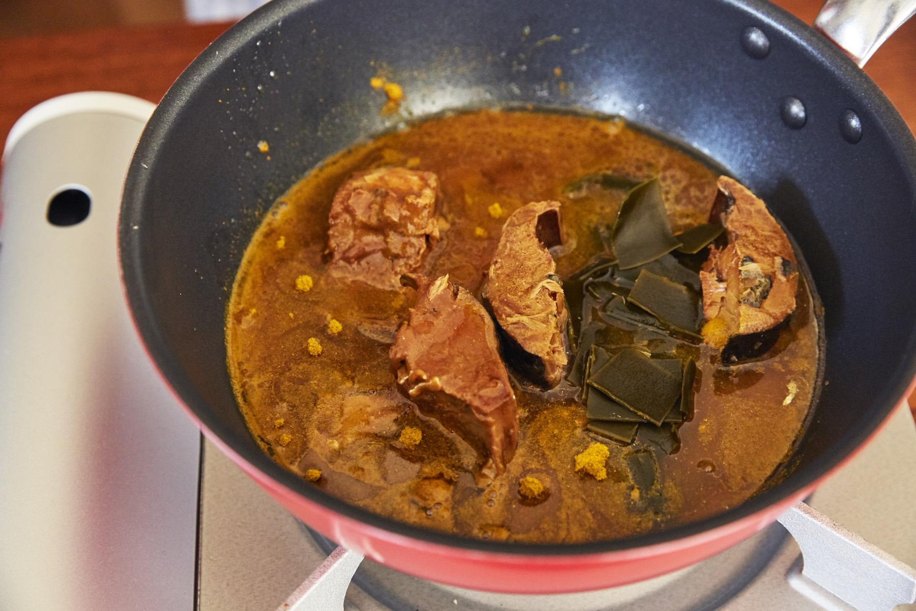 サバ昆布カレーをつくる