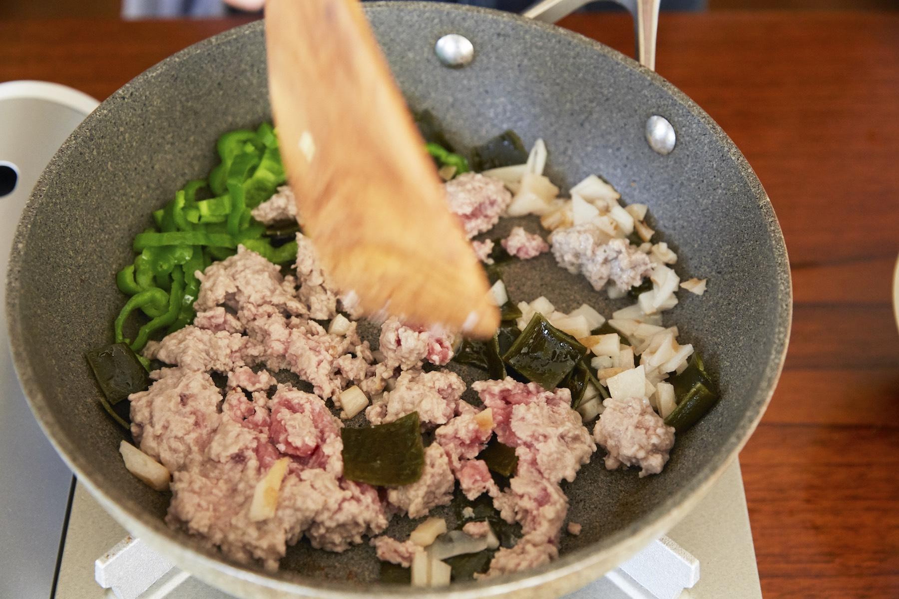 最初は挽き肉をばらさない