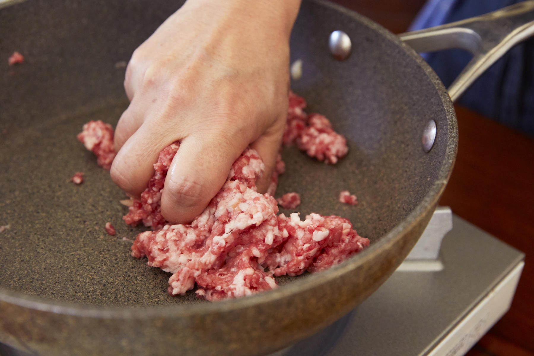 挽き肉を塊のまま炒める