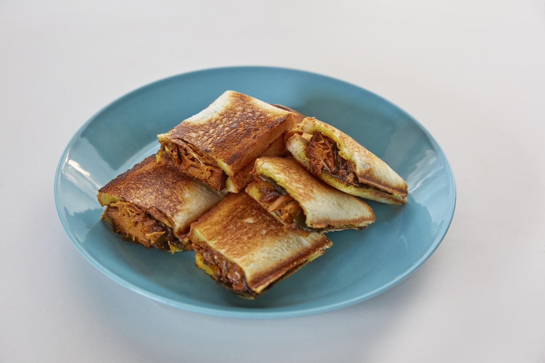 サバ昆布カレーをごはんにかければ、10分でできる晩ごはん!サバ味噌煮と昆布のカレー味、これが不思議とひとつにまとまる。