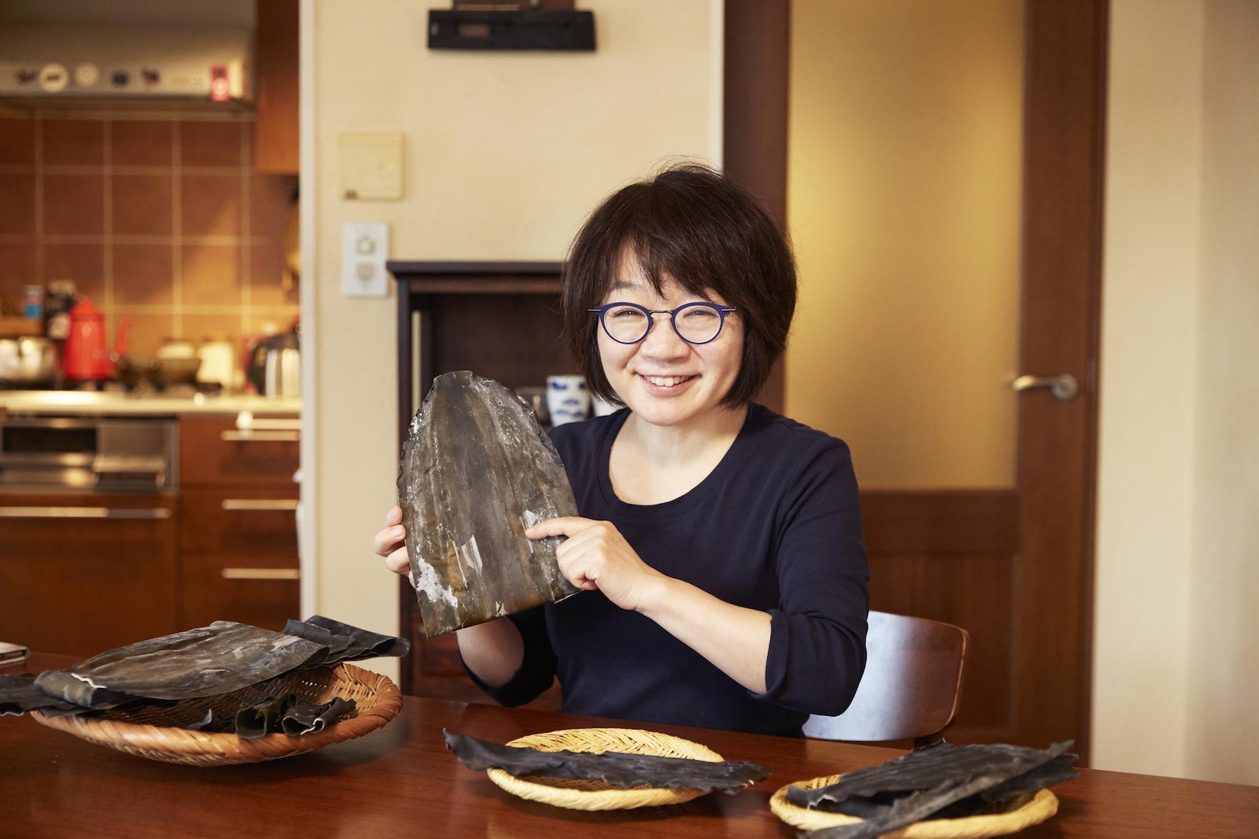 一枚ずつ生産者の物語を語りながら、昆布を愛おしく触る松田さん。「昆布って生産者が違えば、手触りも硬さも違います。だからどの産地が一番ってないんです」
