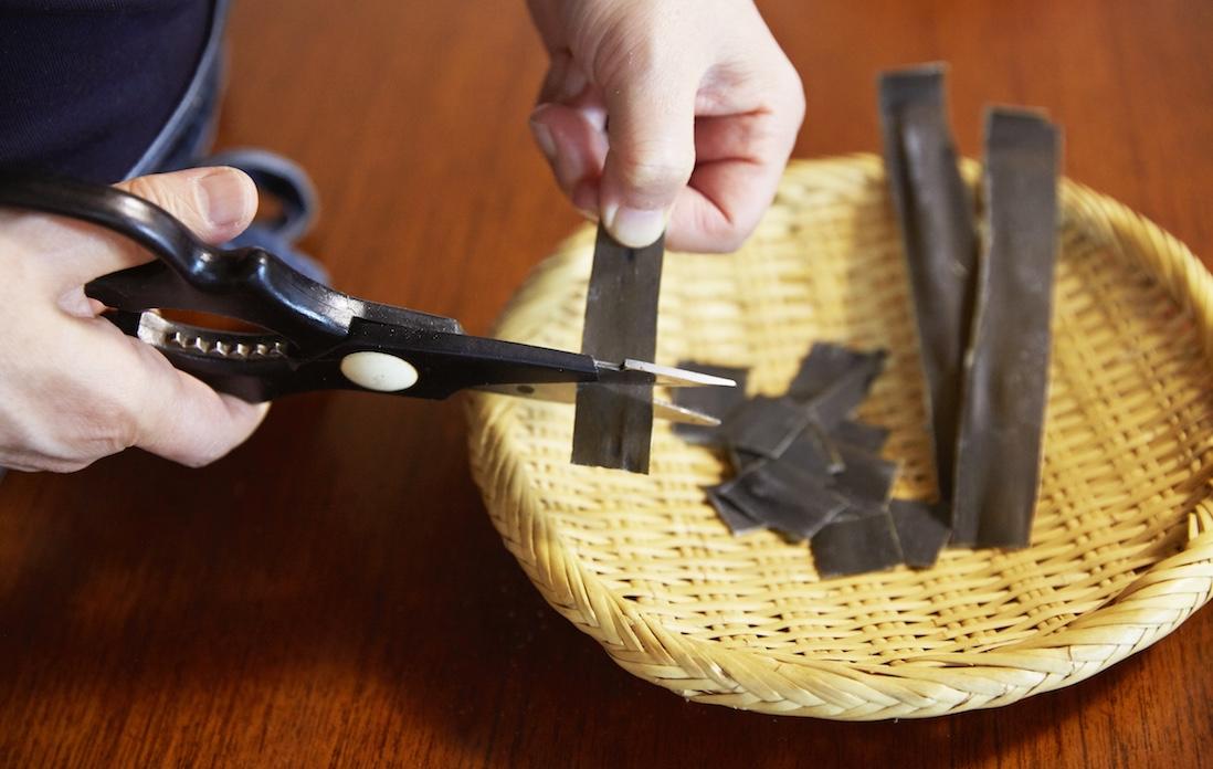 昆布は1.5～2㎝角にカットしておくといい。水1ℓに対して昆布は10gを目安に。