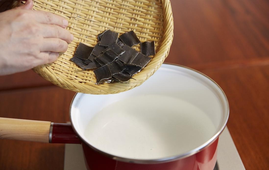 鍋に湯を沸かし、沸騰したら火を止めて昆布を入れる。