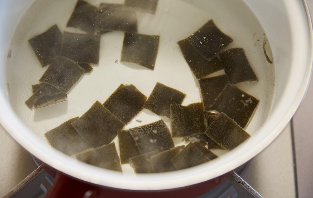 10分ほどおいたら、カンタン昆布出汁のでき上がり。