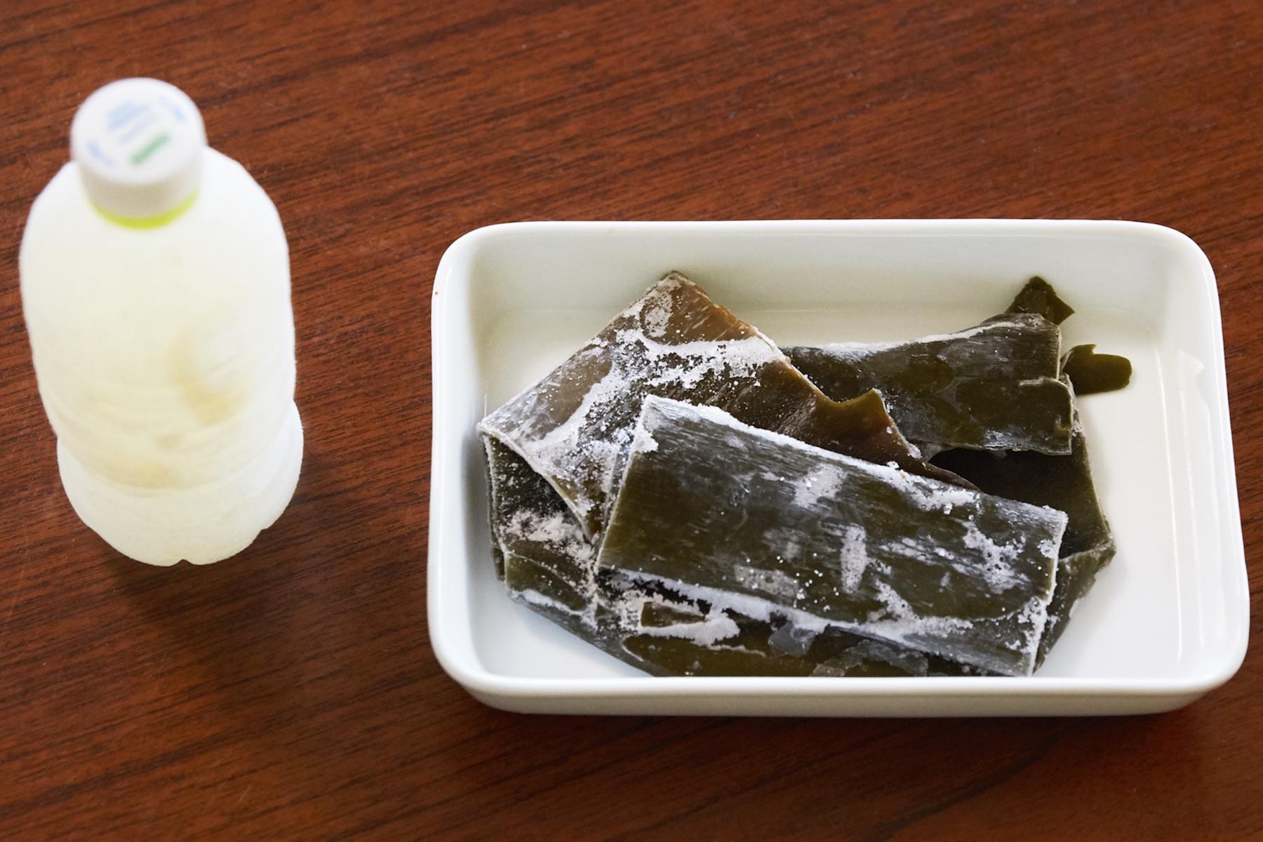 冷凍すると昆布に含まれる水分が氷になって張り付くが、氷も出汁の結晶！余すことなく使いましょう。