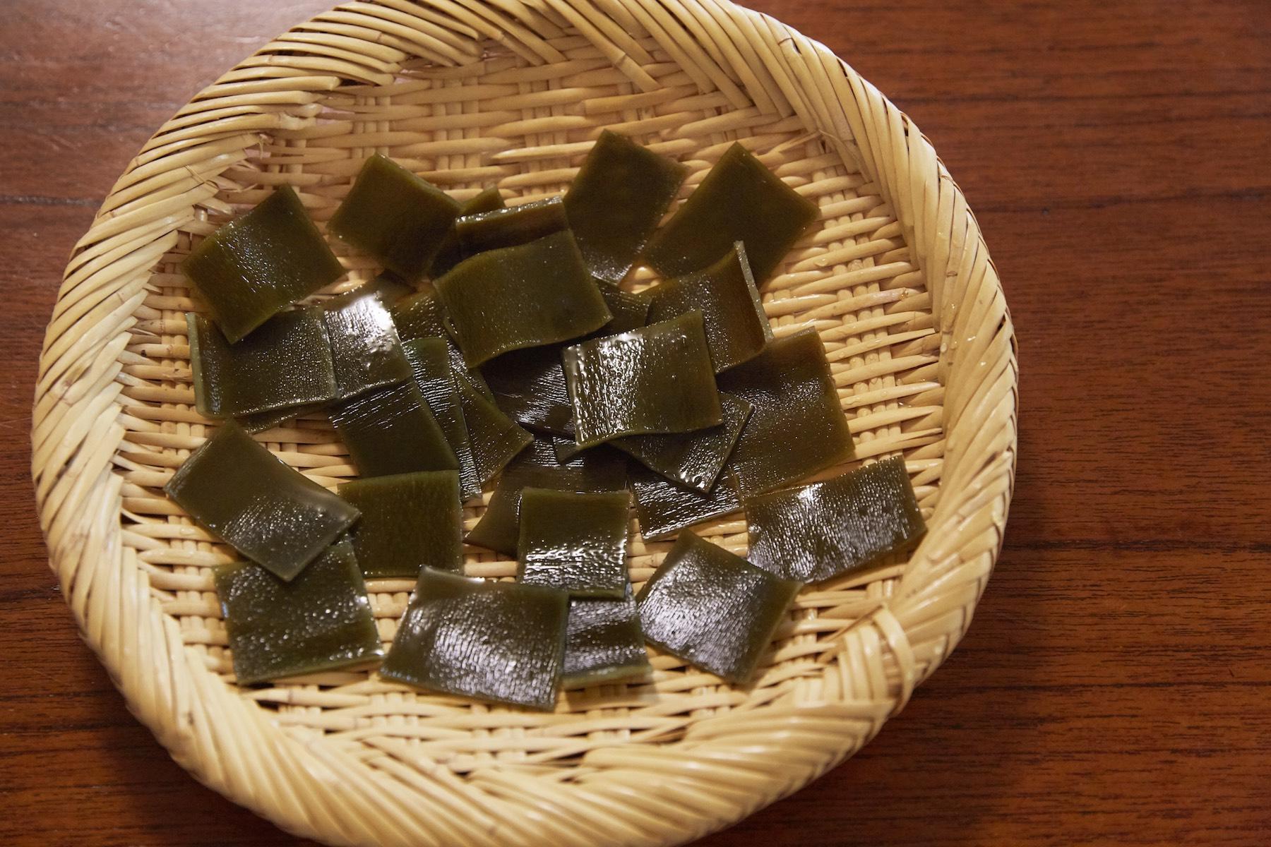 出汁がらは捨てないでストック。次回から、たっぷり活用術を紹介します。お楽しみに！