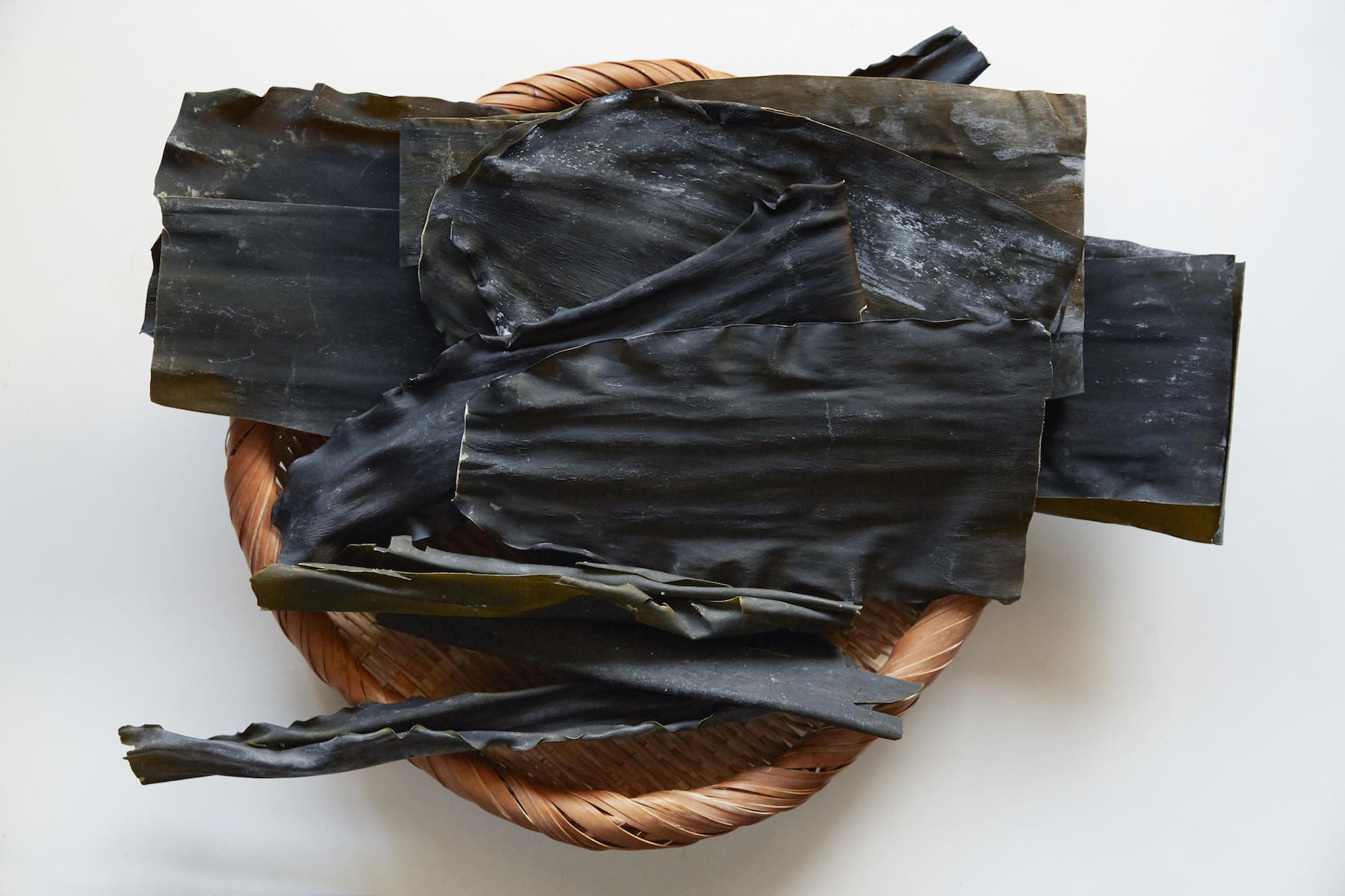 収穫した昆布を伸ばし、干してねかせる。北海道の生産者たちが長い月日をかけて、それぞれの土地で工夫を重ね、日本の出汁文化を支えてきたのだ。